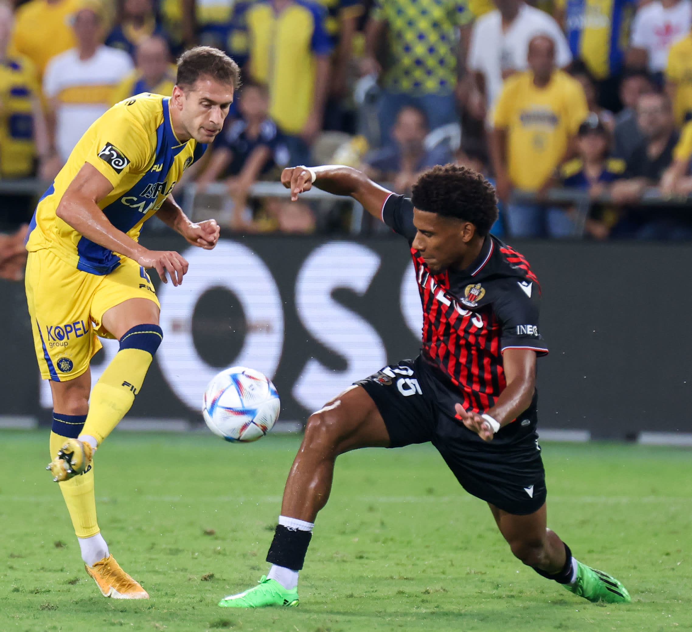 שחקן מכבי תל אביב אנריק סבוריט, מול שחקן ניס, ז'אן קלר טודיבו