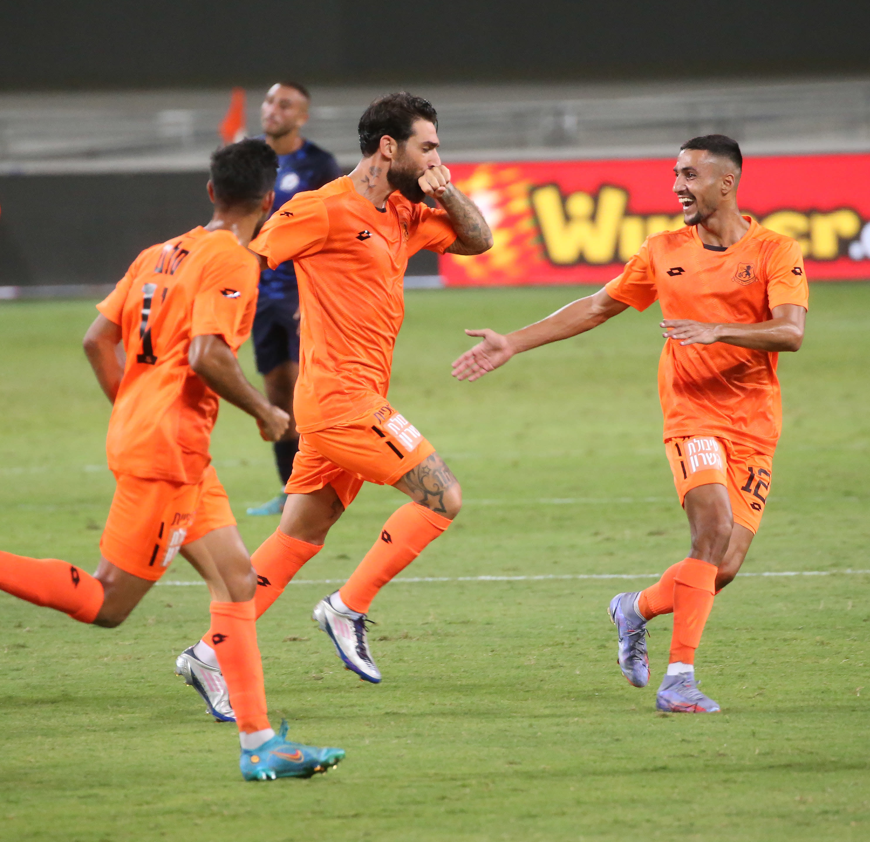 אלירן עטר שחקן בני יהודה חוגג שער