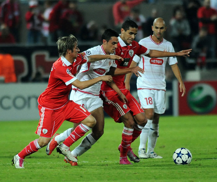 ערן זהבי שחקן הפועל תל אביב מול פאביו קונטראו שחקן בנפיקה