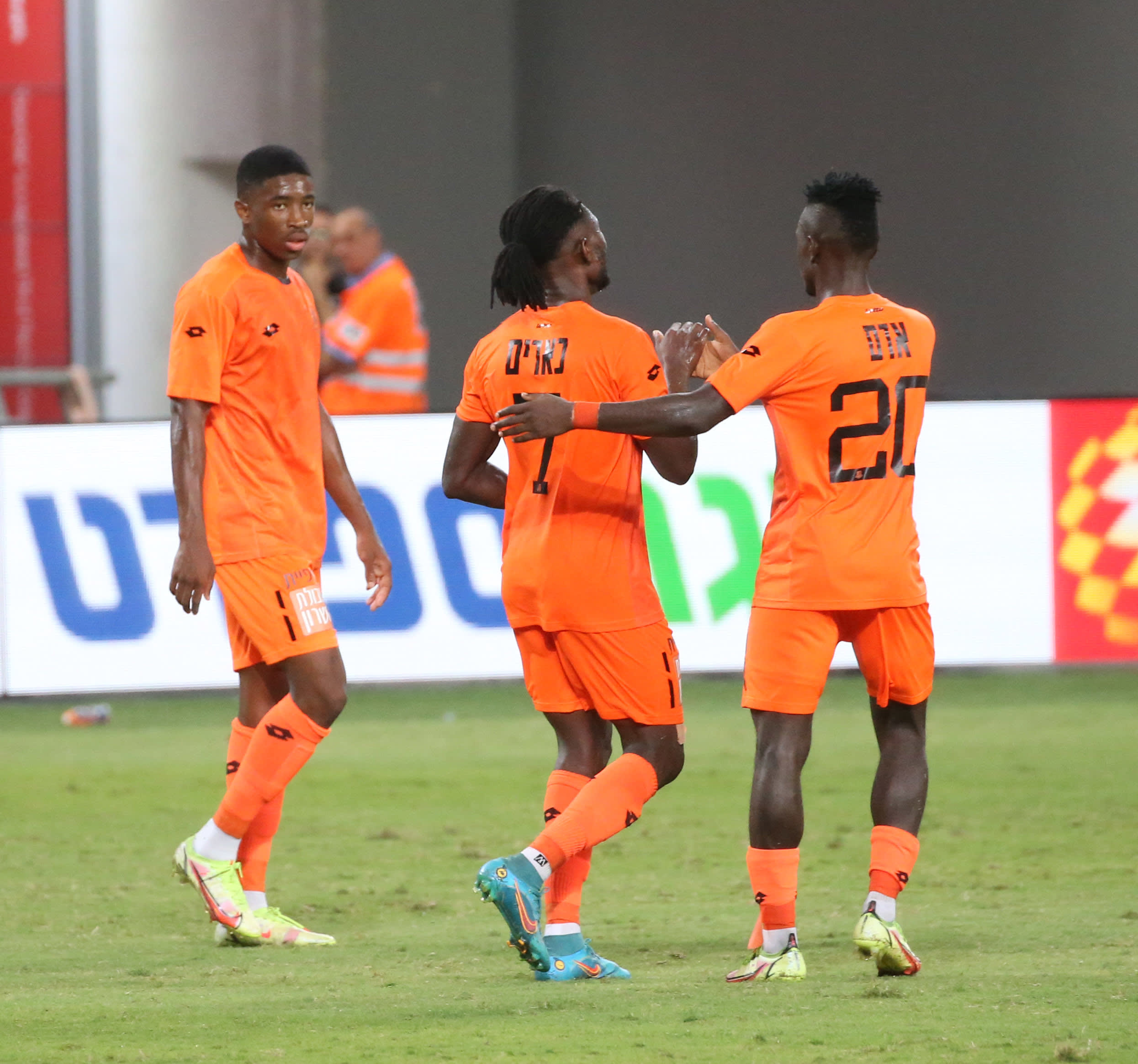 שחקני בני יהודה חוגגים עם קארים אבובקאר