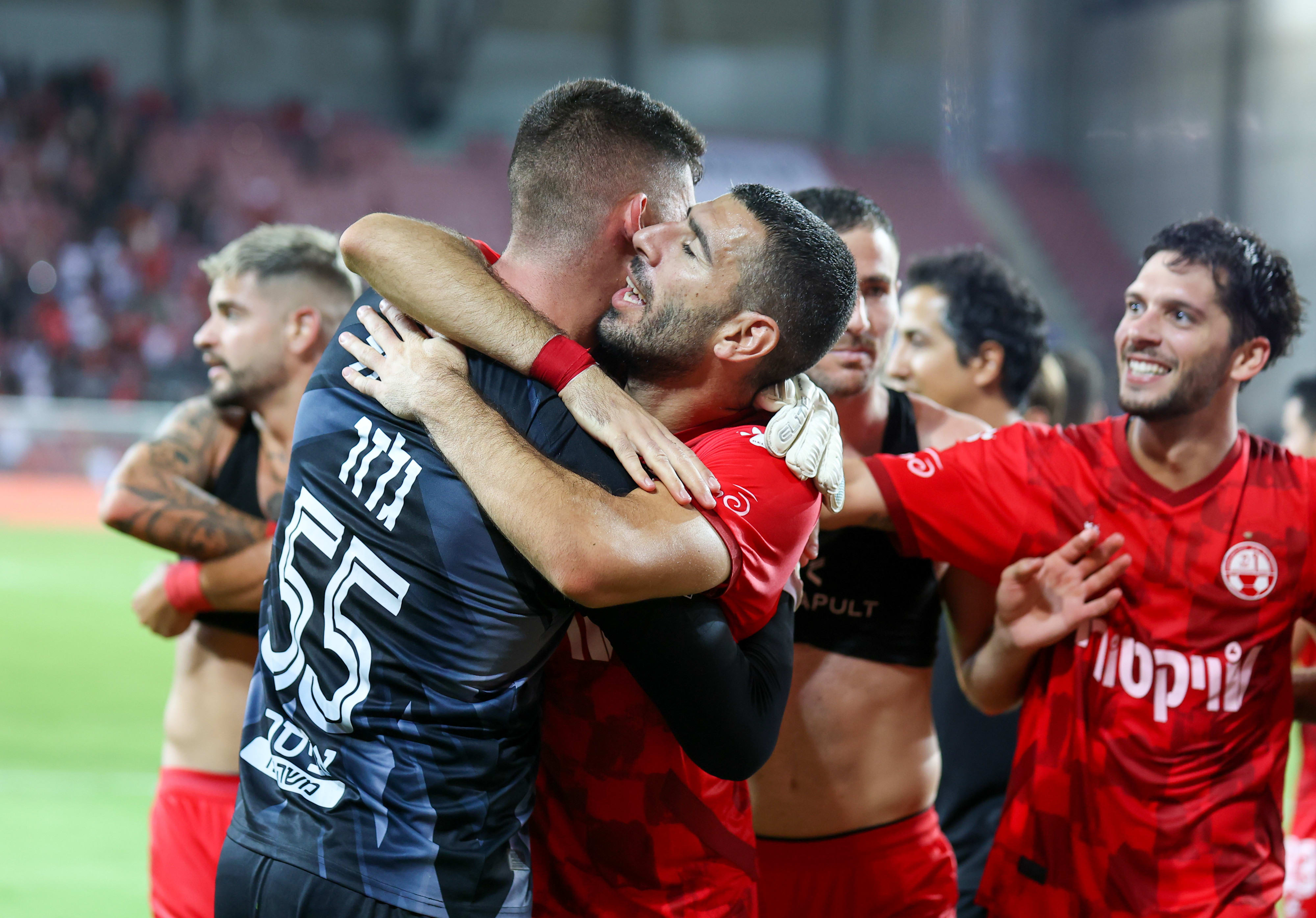 Eitan Tibi with Omri Glazer Hapoel Beer Sheva players