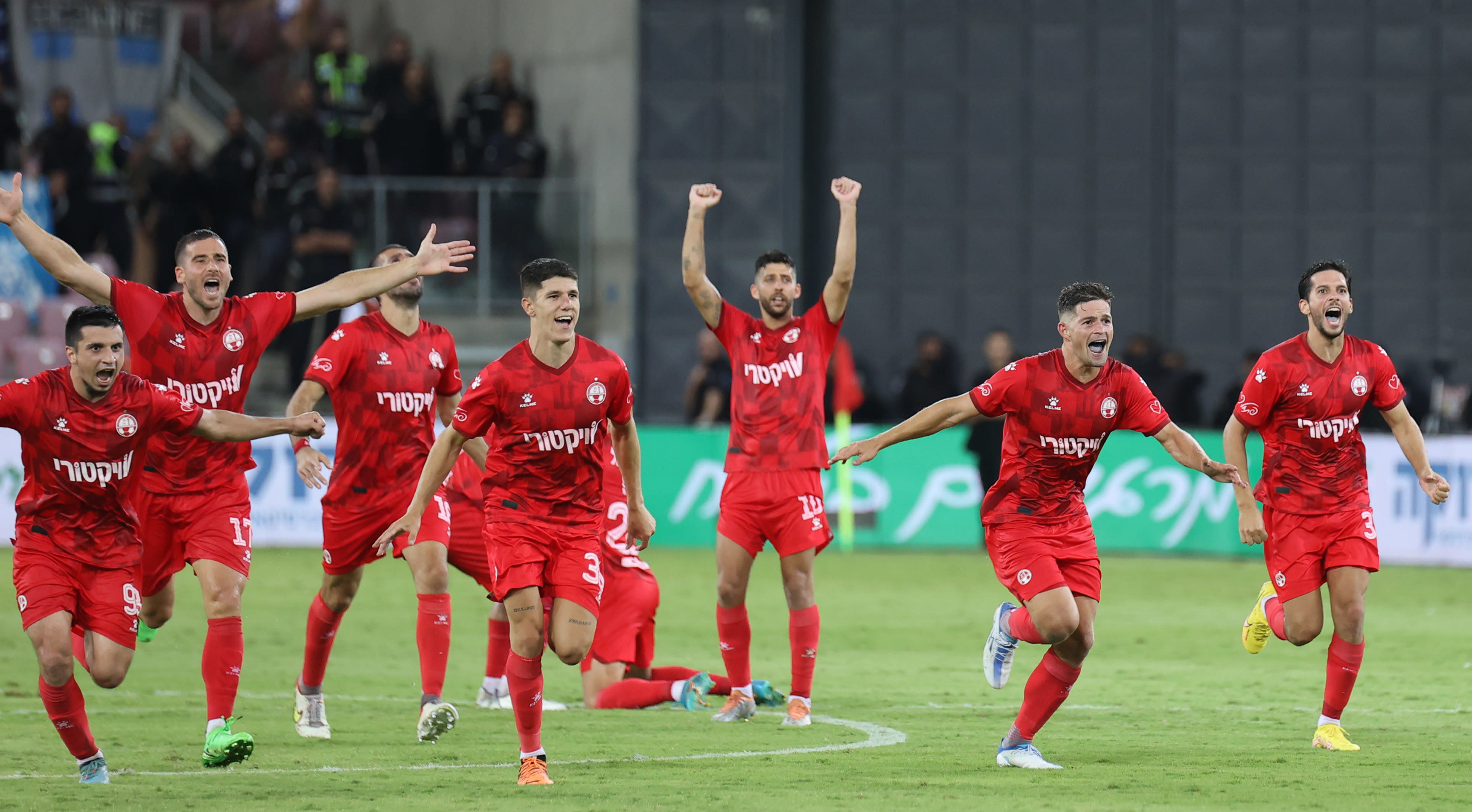 שחקני הפועל באר שבע חוגגים