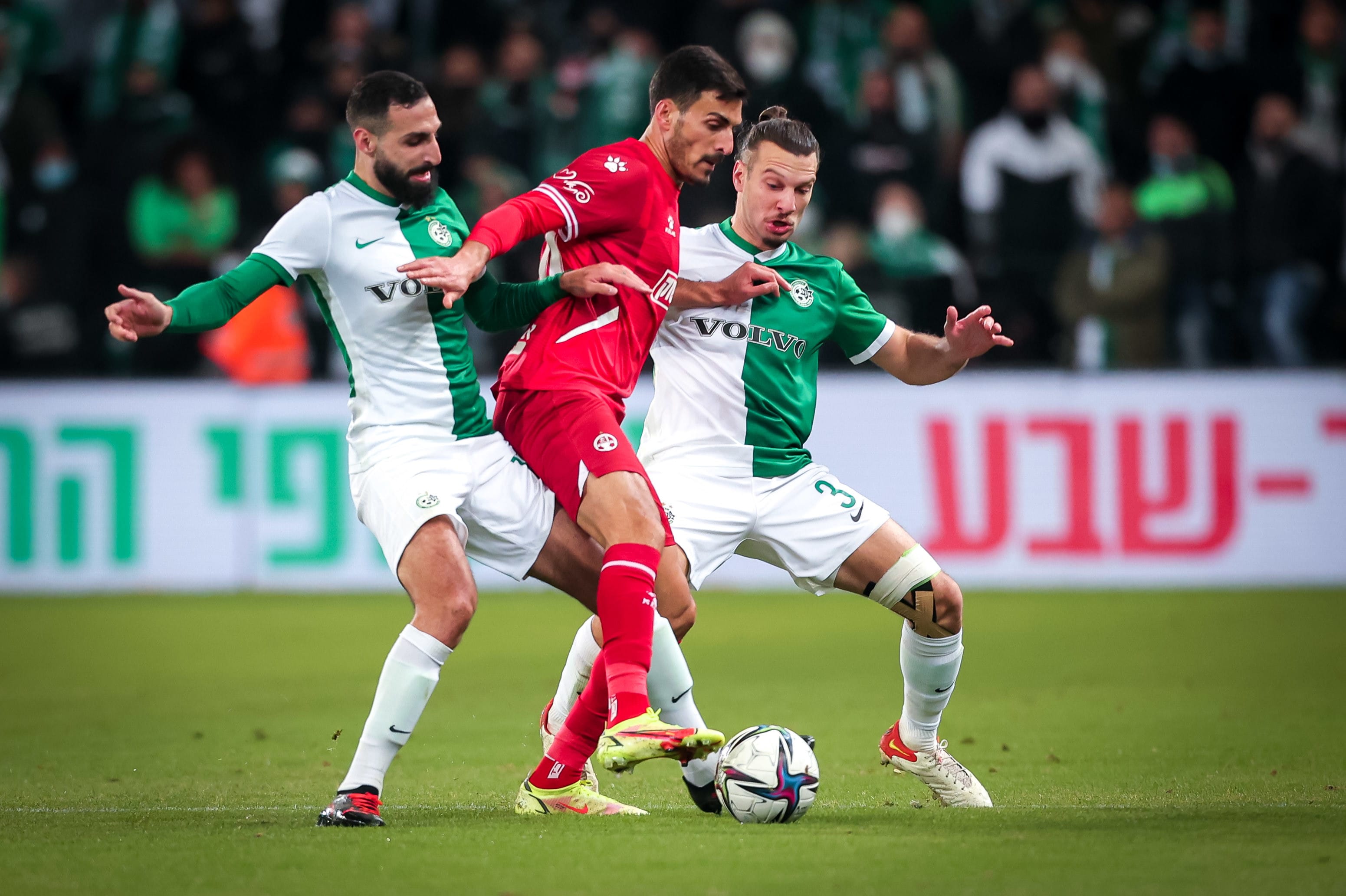 חאתם עבד אלחמיד שחקן הפועל באר שבע מול שון גולדברג שחקן מכבי חיפה, חוסה רודריגס