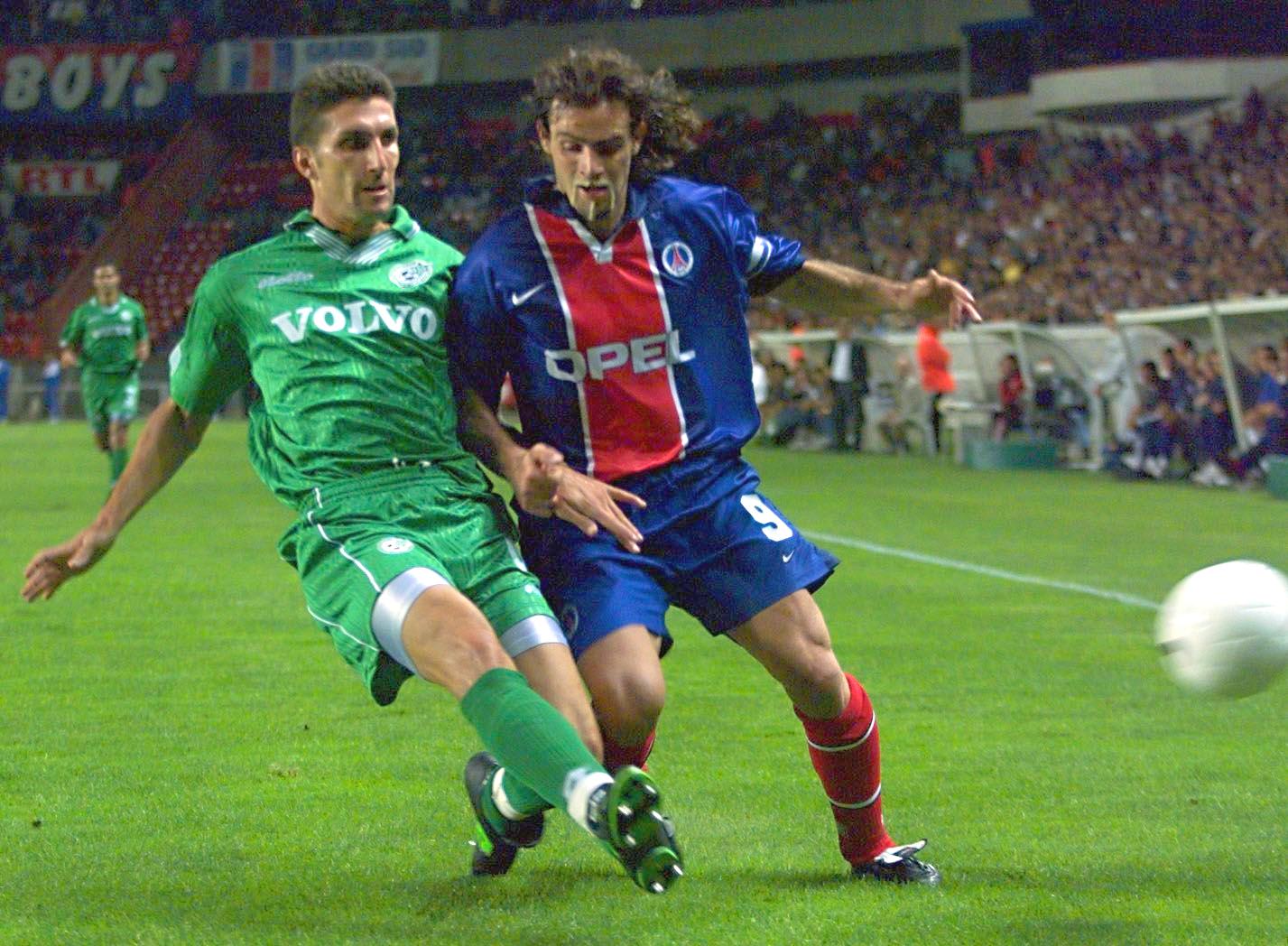 אריק בנאדו במדי מכבי חיפה נגד פריז סן ז'רמן