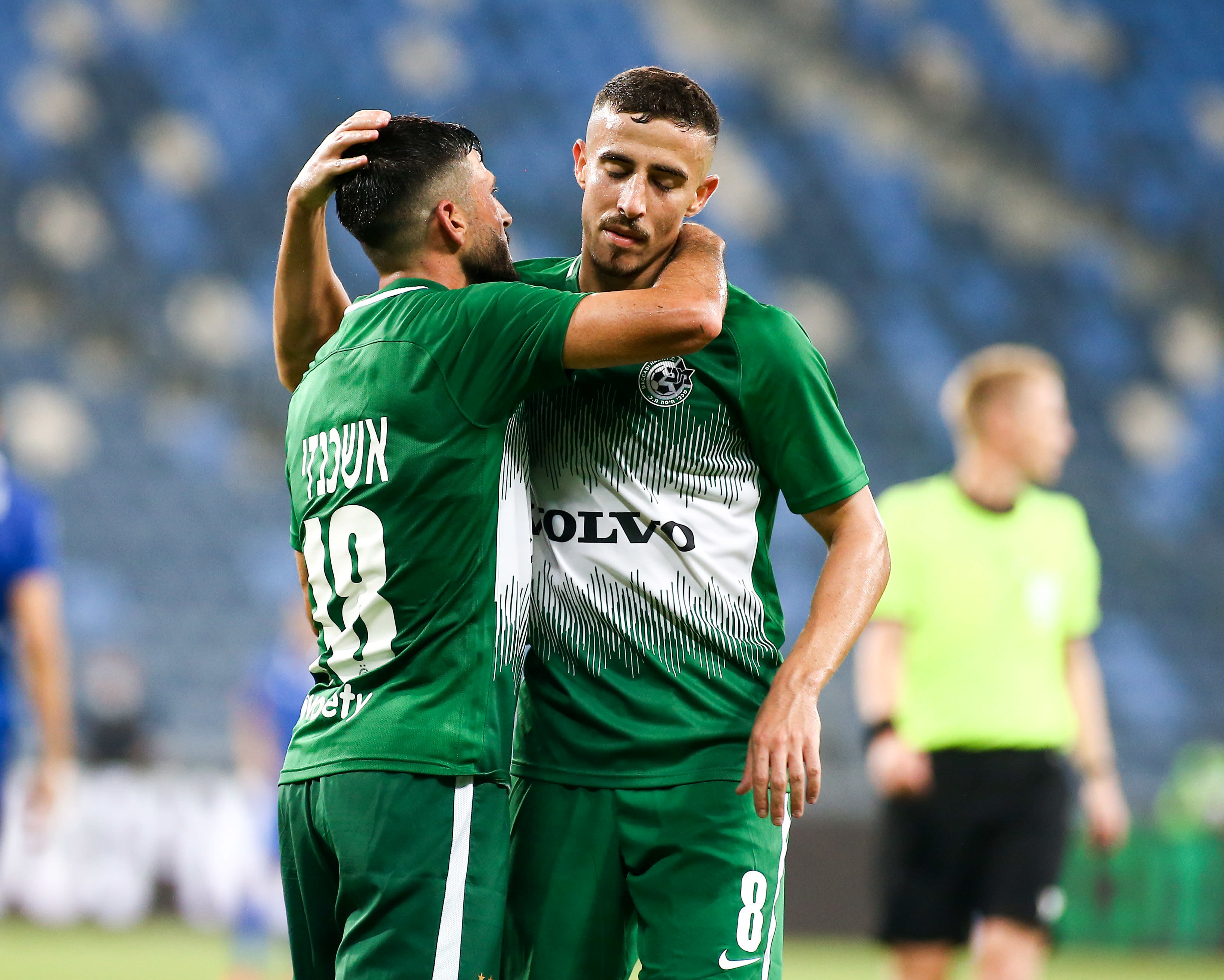 דולב חזיזה שחקן מכבי חיפה עם יובל אשכנזי