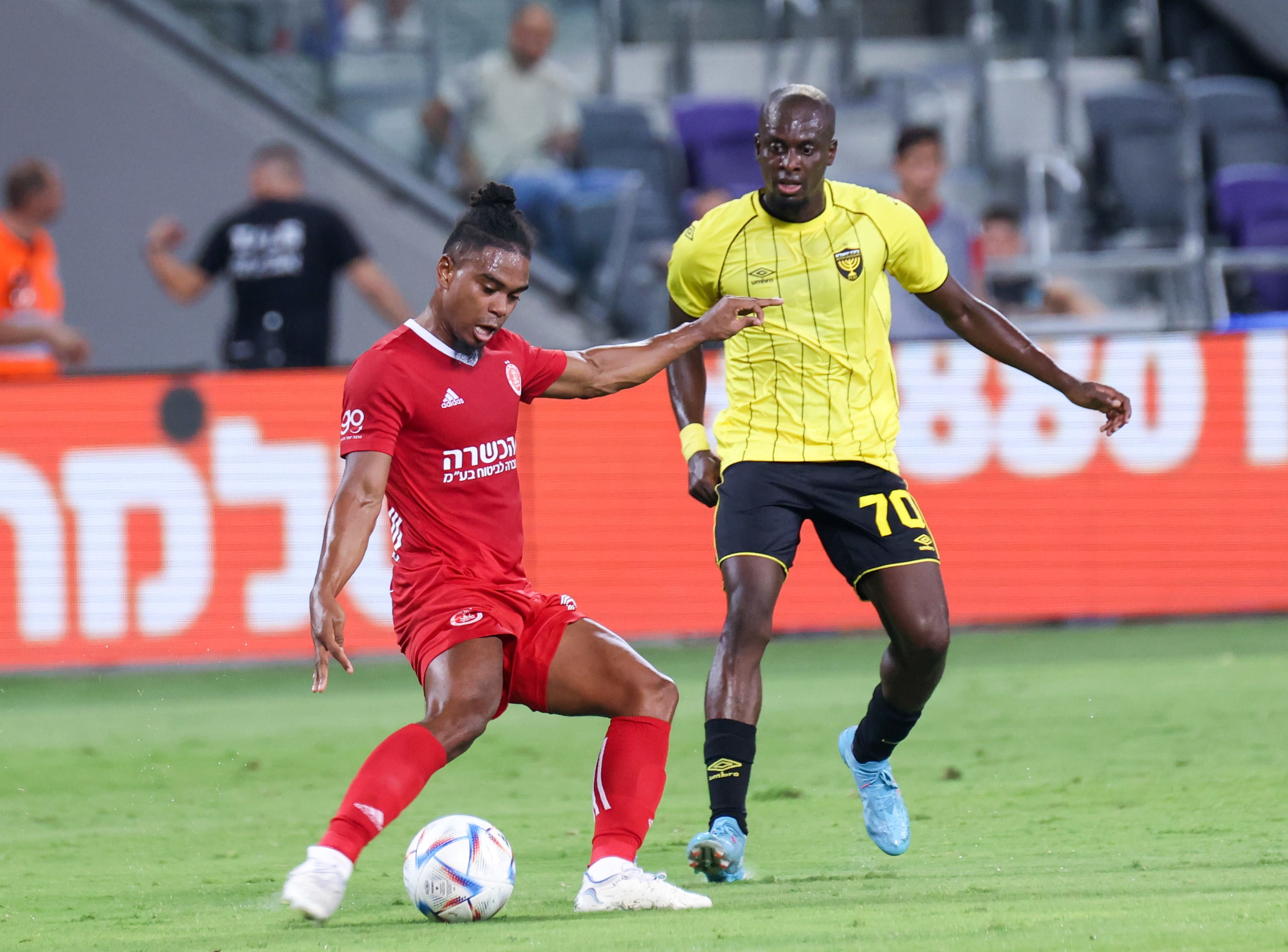 שחקן בית"ר ירושלים דנילו אספרייה, מול שחקן הפועל תל אביב, גודפריד רומארטו