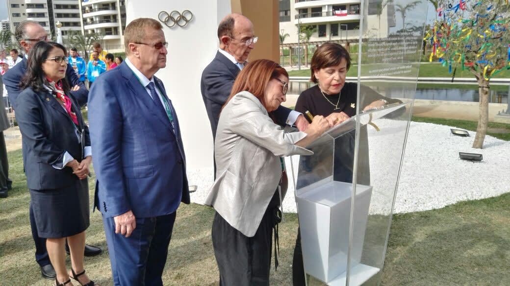 תומאס באך נשיא הוועד האולימפי הבינלאומי עם שתיים מאלמנות י"א חללי מינכן אילנה רומנו (מימין), אנקה שפיצר