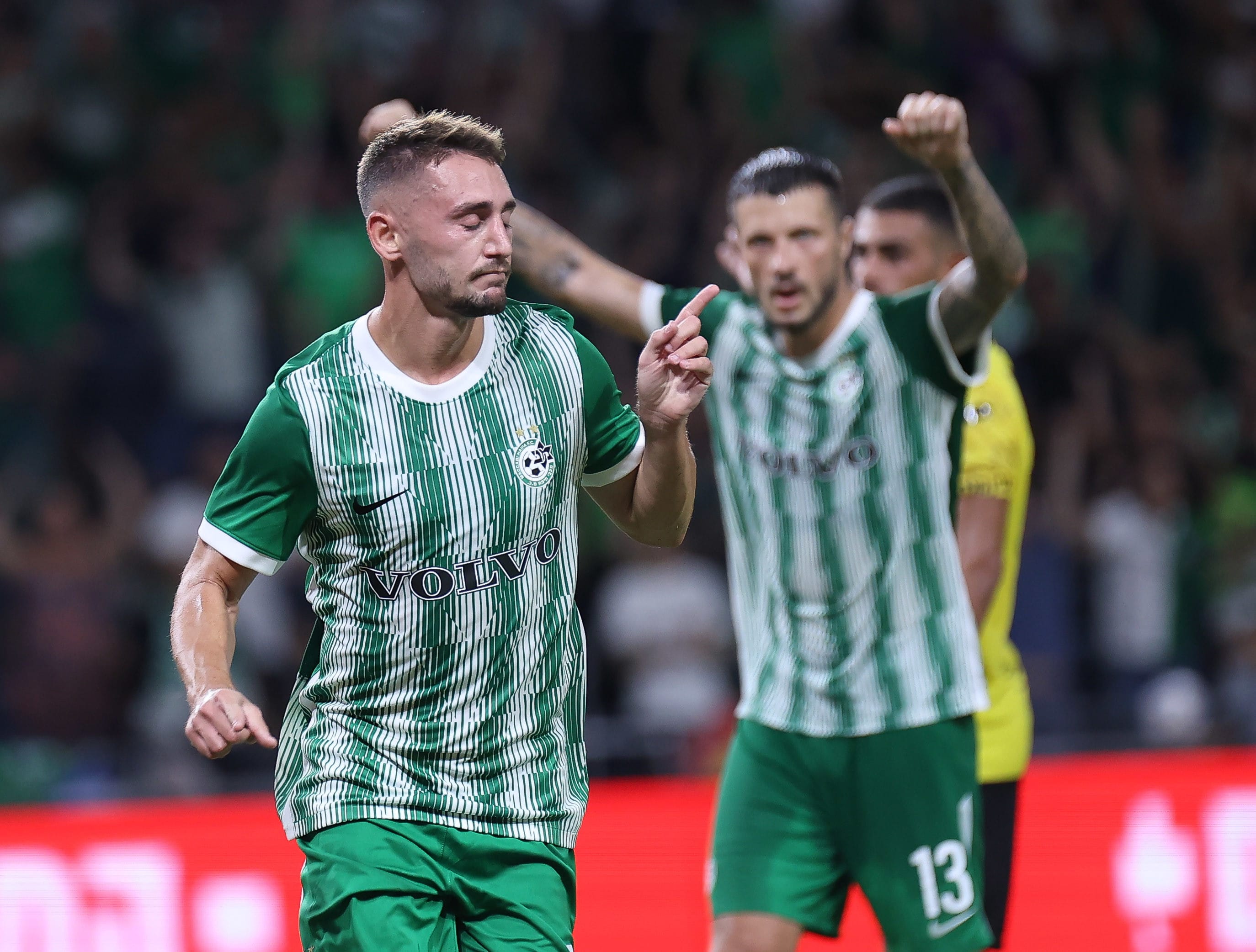 עומר אצילי שחקן מכבי חיפה חוגג שער