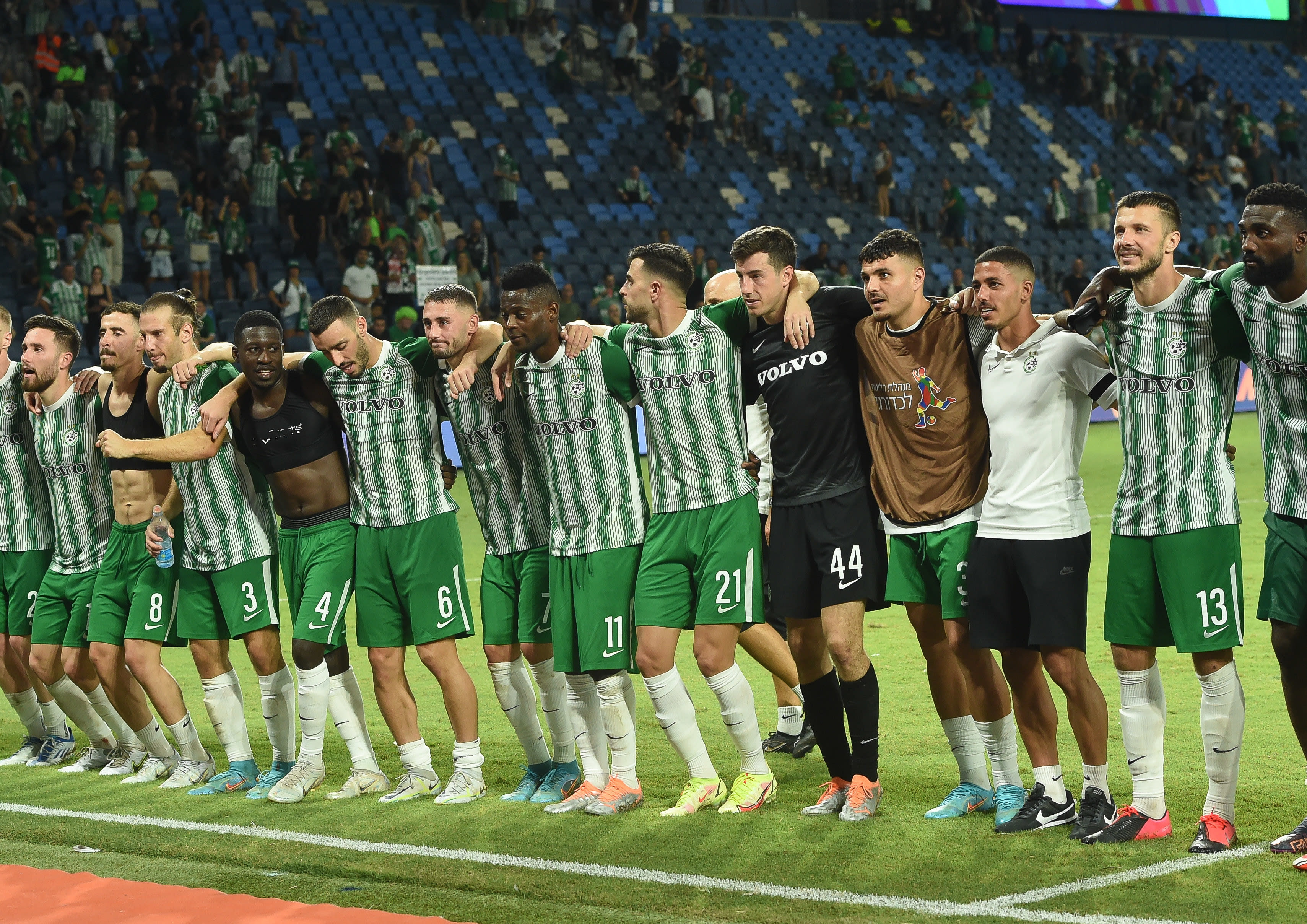 שחקני מכבי חיפה חוגגים