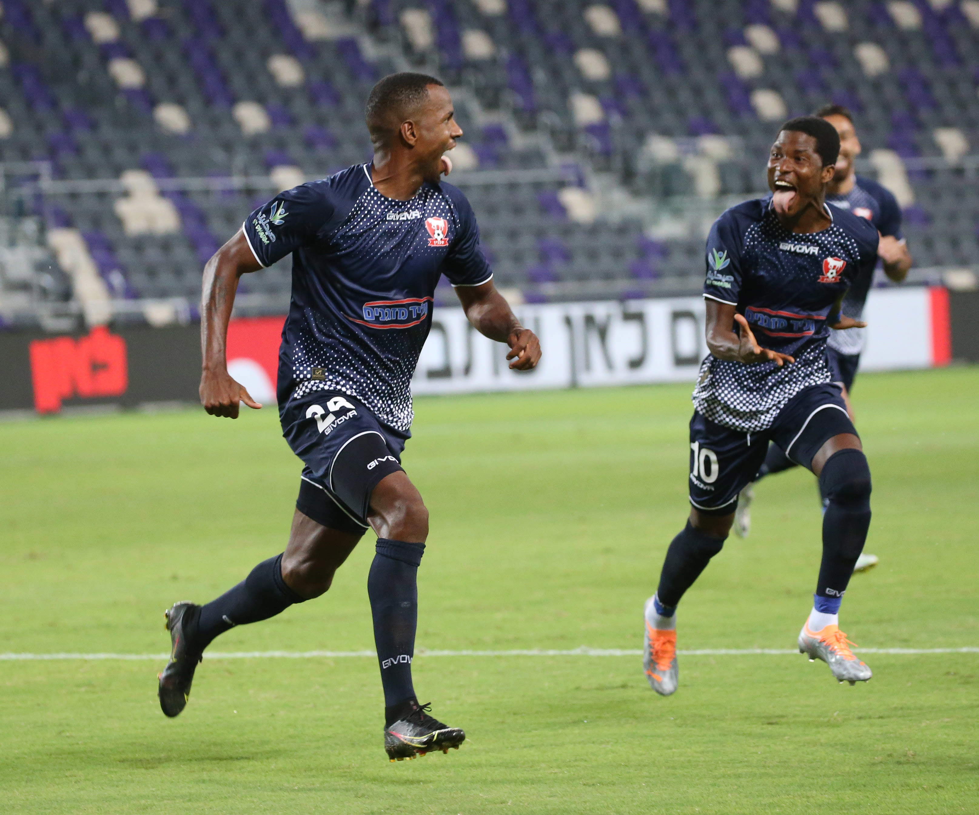 שחקן בני סכנין ניקולאו קרדוסו חוגג עם איברהימה קונטה