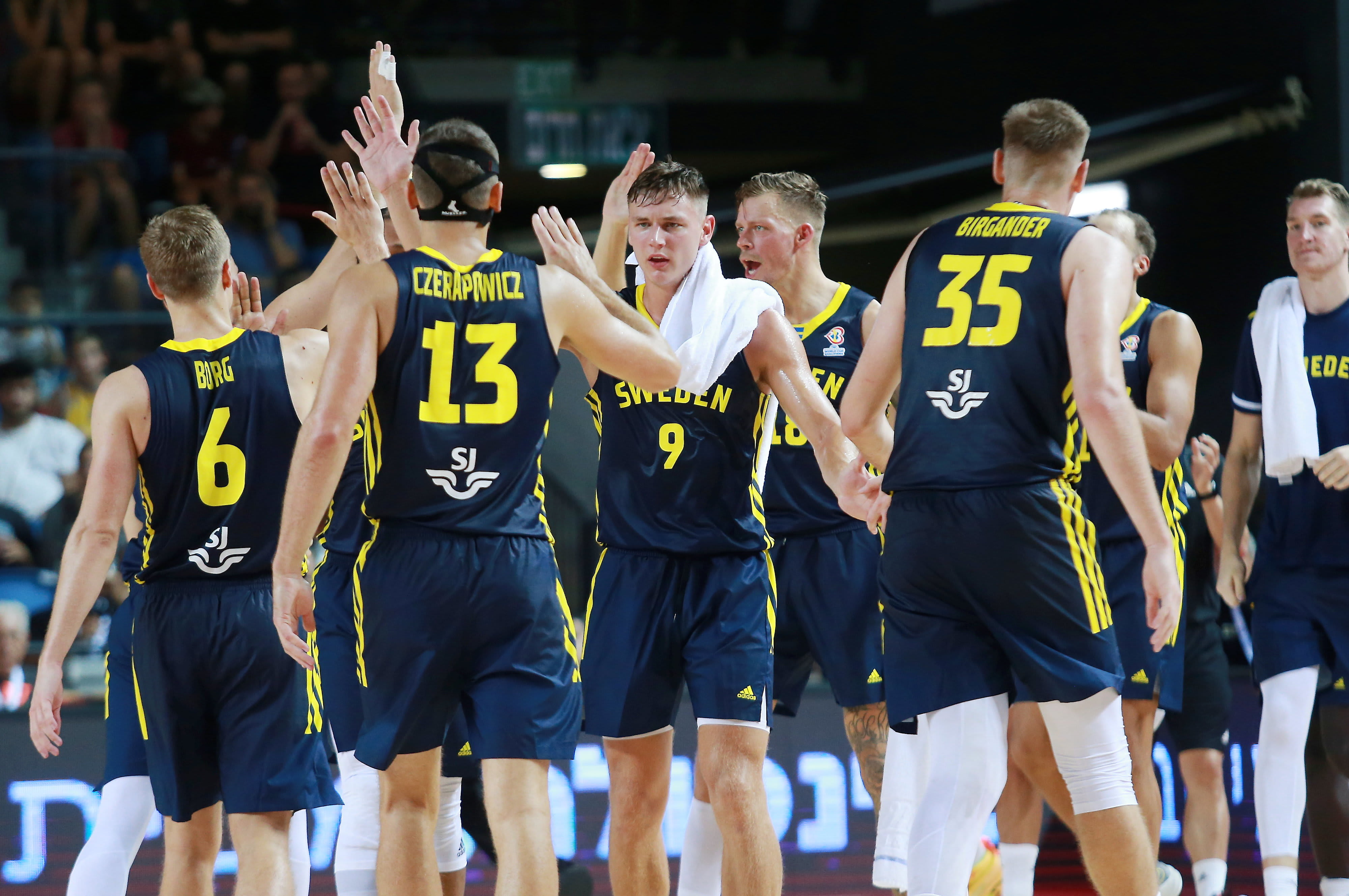 שחקני נבחרת שבדיה חוגגים מול ישראל