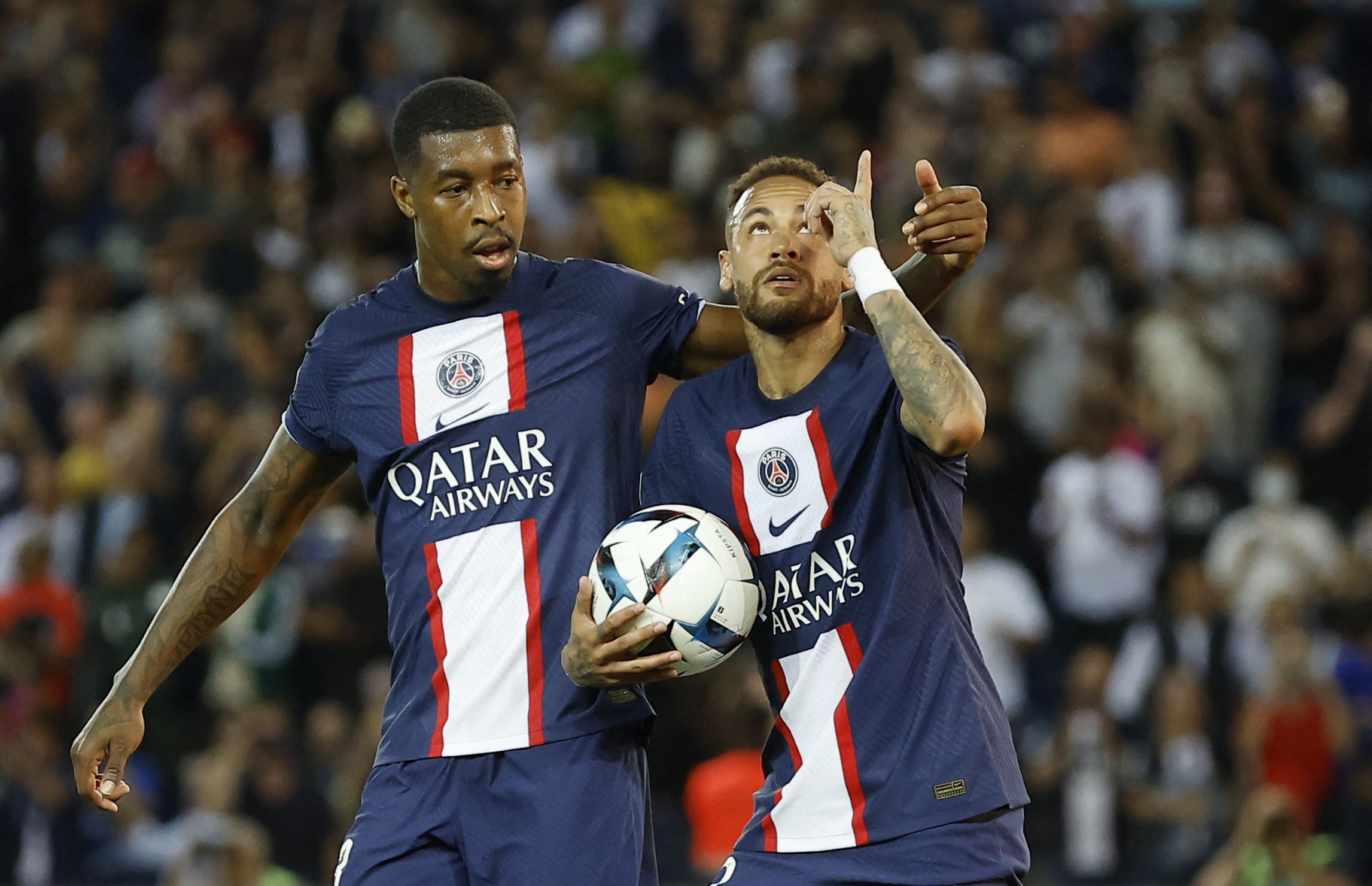 ניימאר שחקן פריז סן ז'רמן חוגג שער עם פרסנל קימפמבה