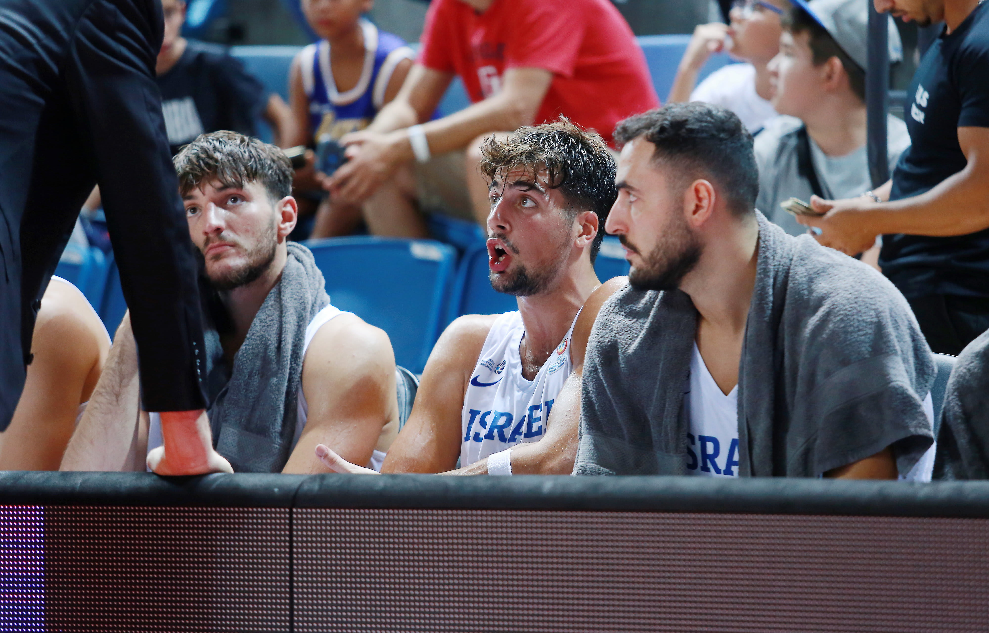 דני אבדיה נבחרת ישראל עצבני על הספסל