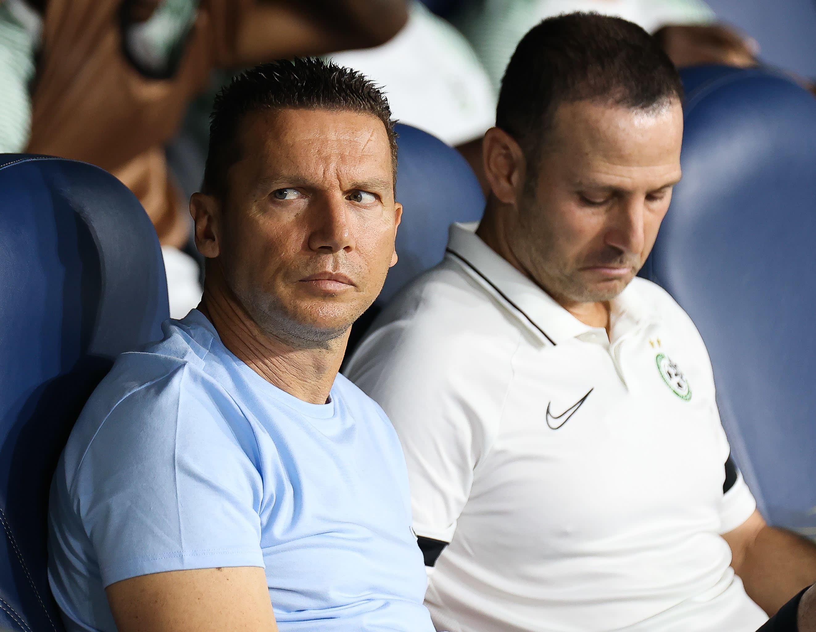 ברק בכר מאמן מכבי חיפה עם עוזרו גיא צרפתי