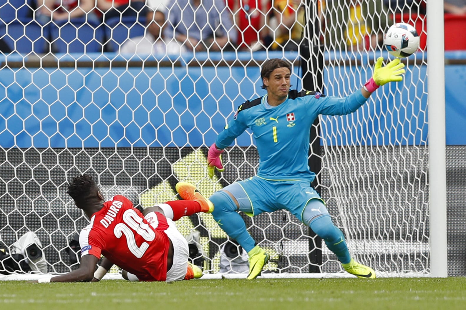 יאן זומר שוער נבחרת שוויץ (ימין) עם יוהאן ג'ורו