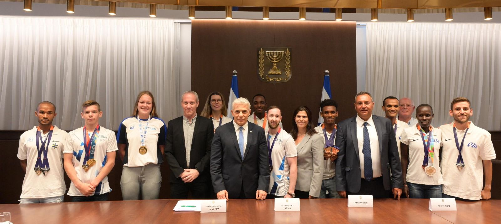 ראש הממשלה יאיר לפיד עם הספורטאים והספורטאיות שייצגו את ישראל באליפויות אירופה