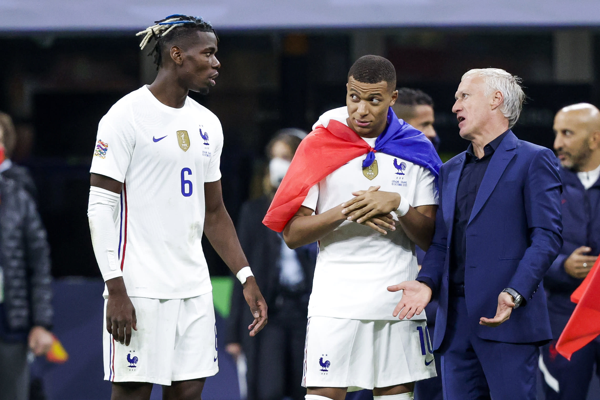 שחקני נבחרת צרפת פול פוגבה, קיליאן אמבפה לצד המאמן דידייה דשאן