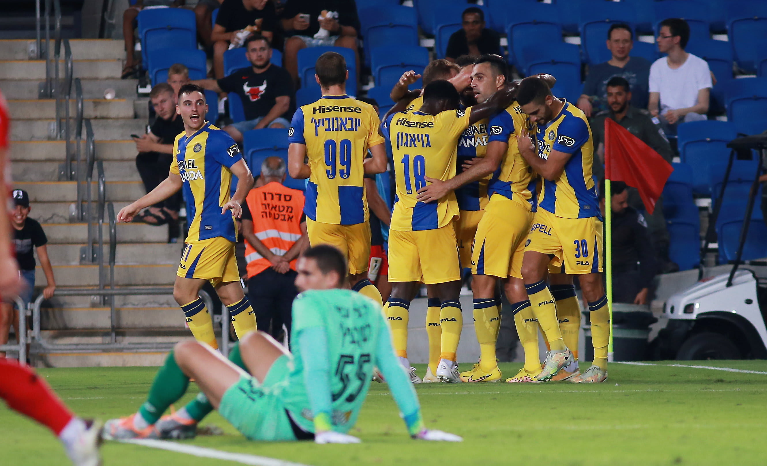 שחקני מכבי תל אביב חוגגים