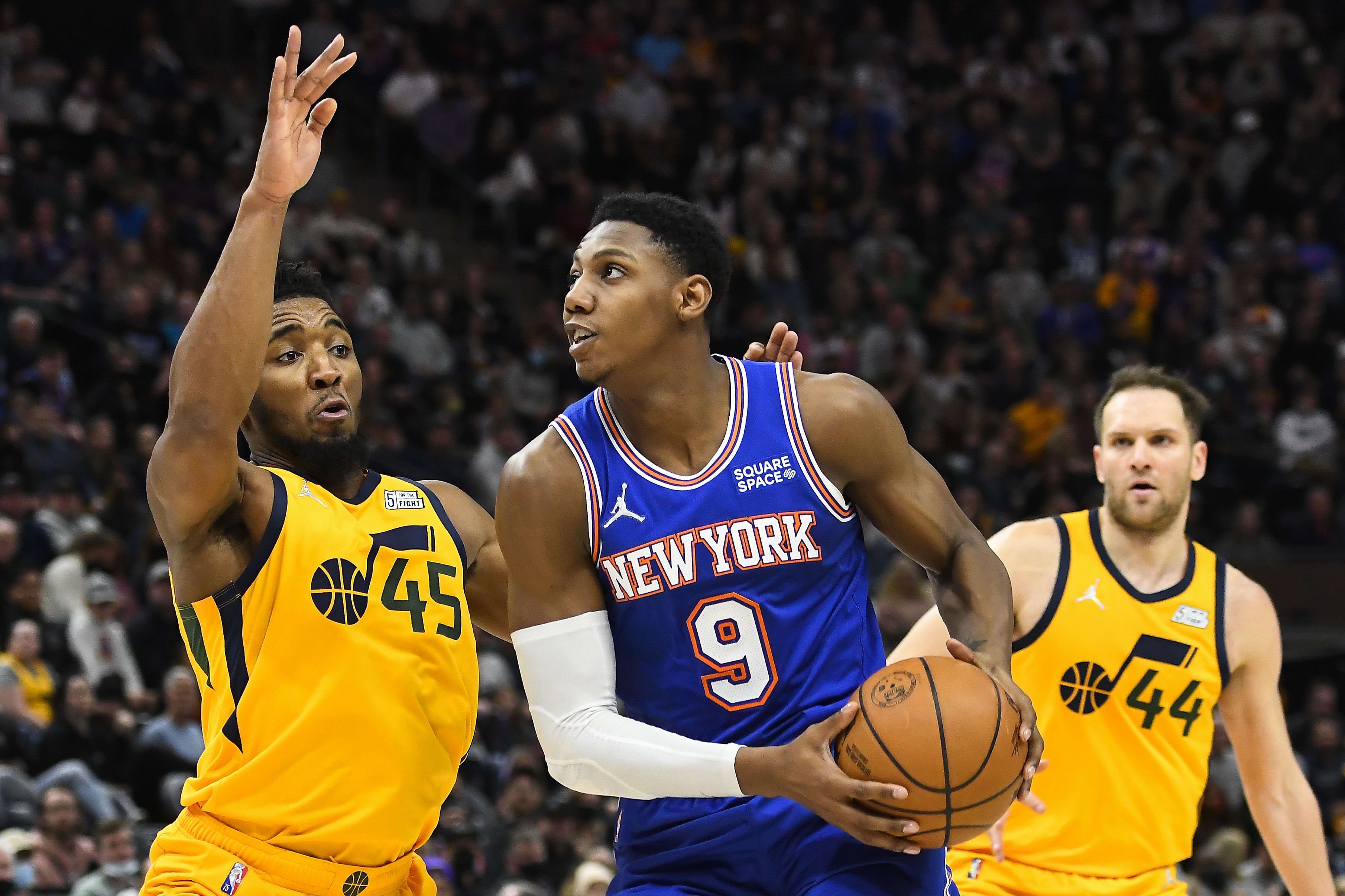 שחקן ניו יורק ניקס אר ג'יי בארט מול שחקן יוטה ג'אז דונובן מיטשל