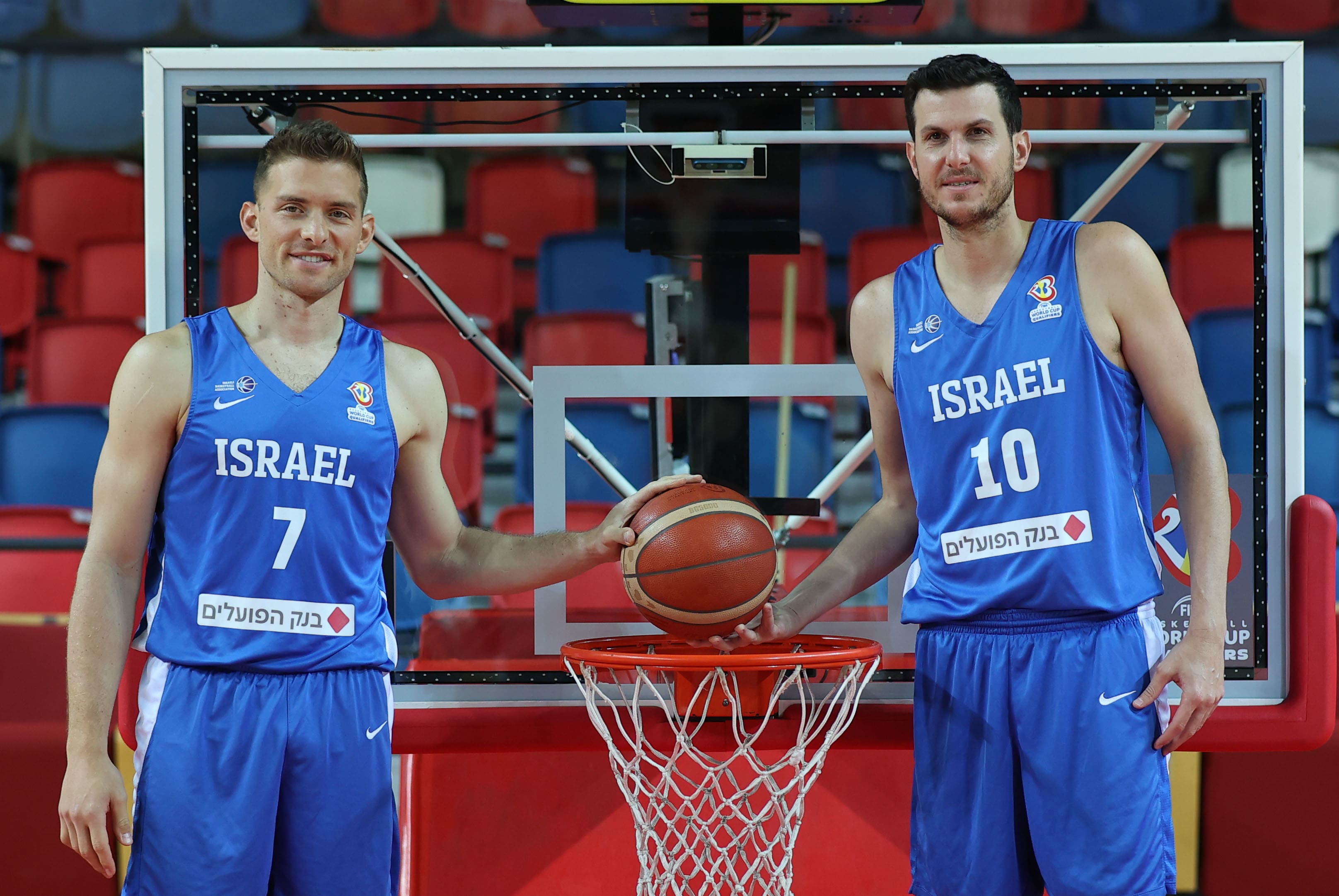 קפטן נבחרת ישראל גל מקל עם גיא פניני