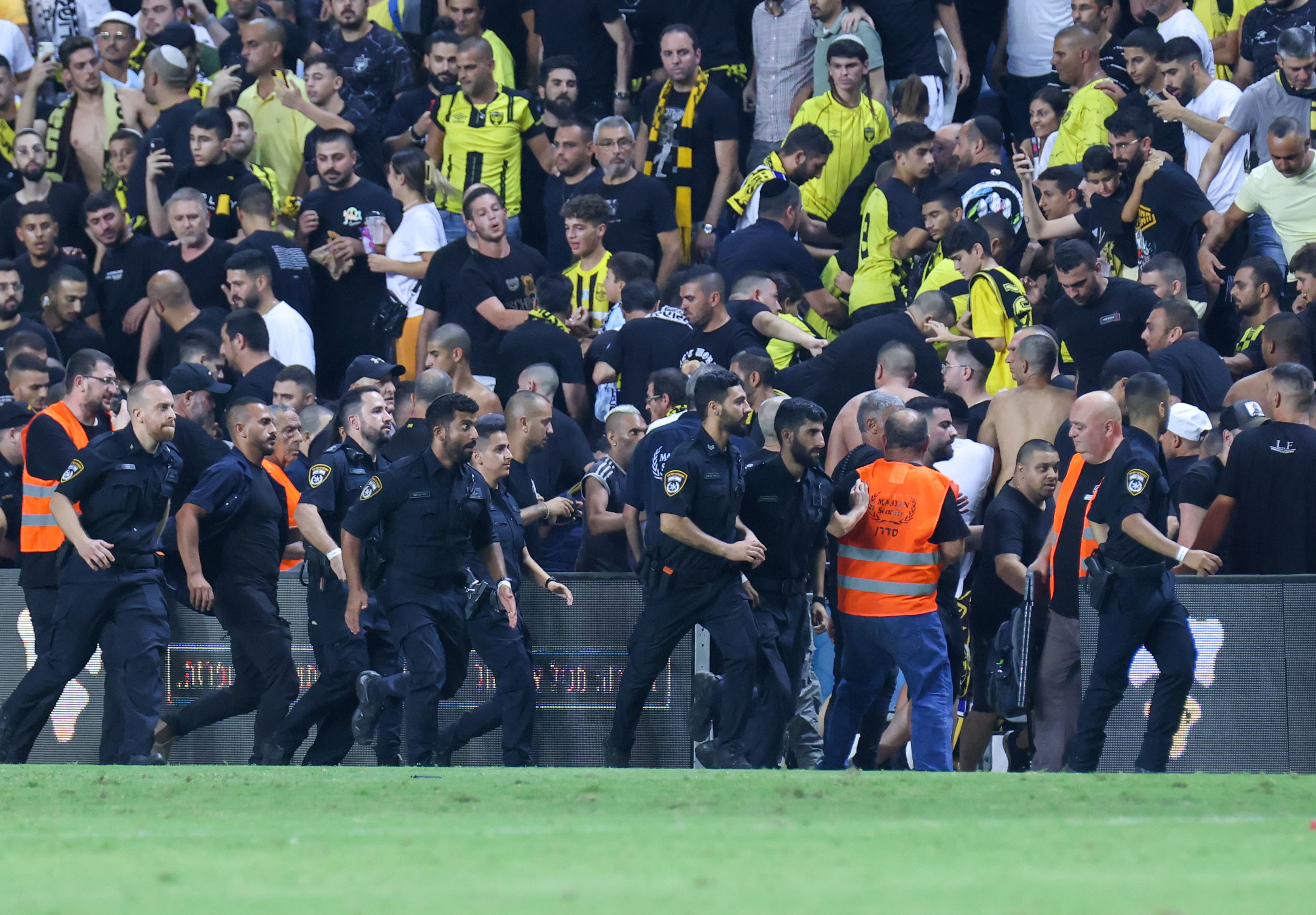 אוהדי בית"ר ירושלים במהומה אחרי ההתגרות של רמזי ספורי