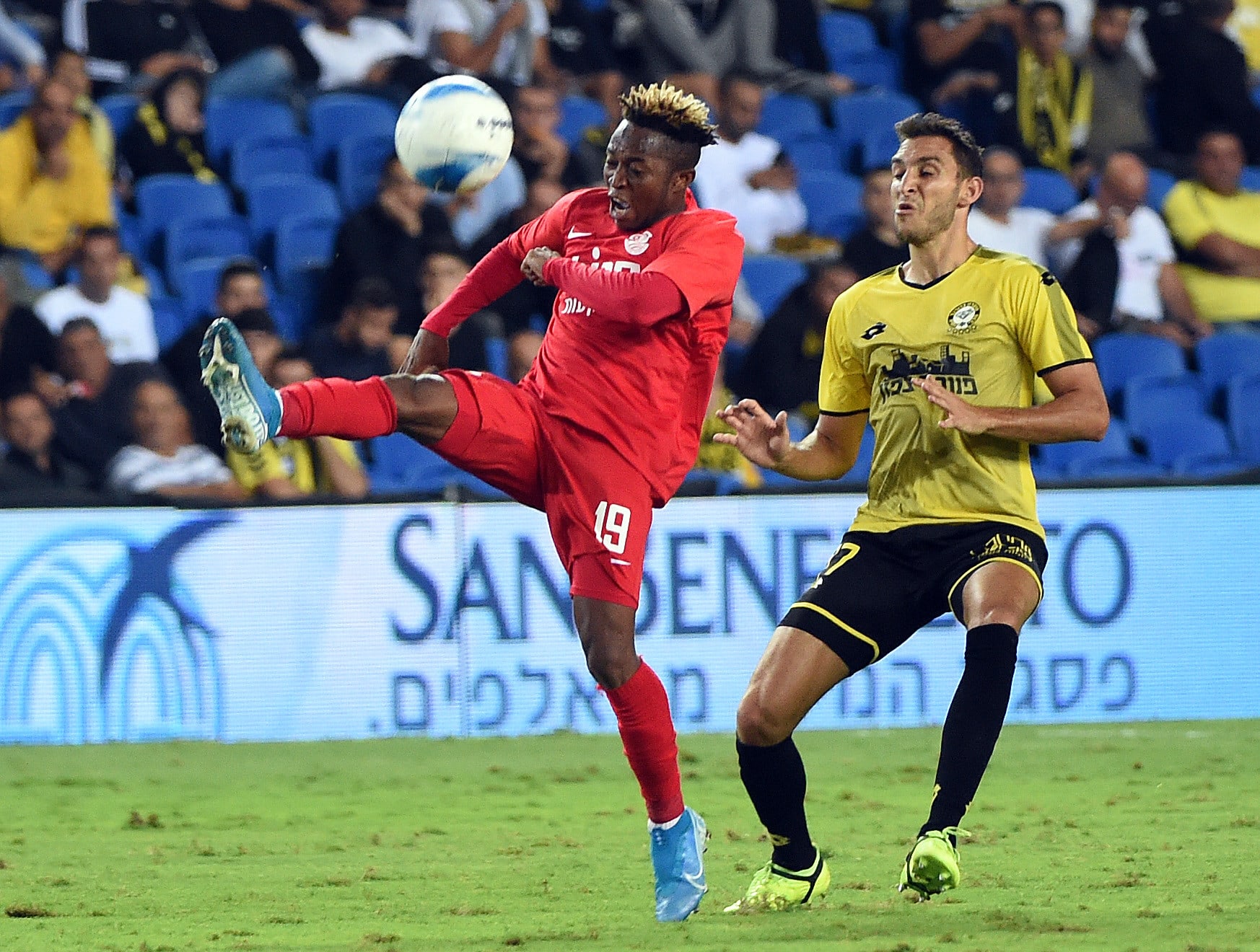 סמואל אלאבי, שחקן מ.ס. אשדוד, מול ניקו אולסק, מכבי נתניה