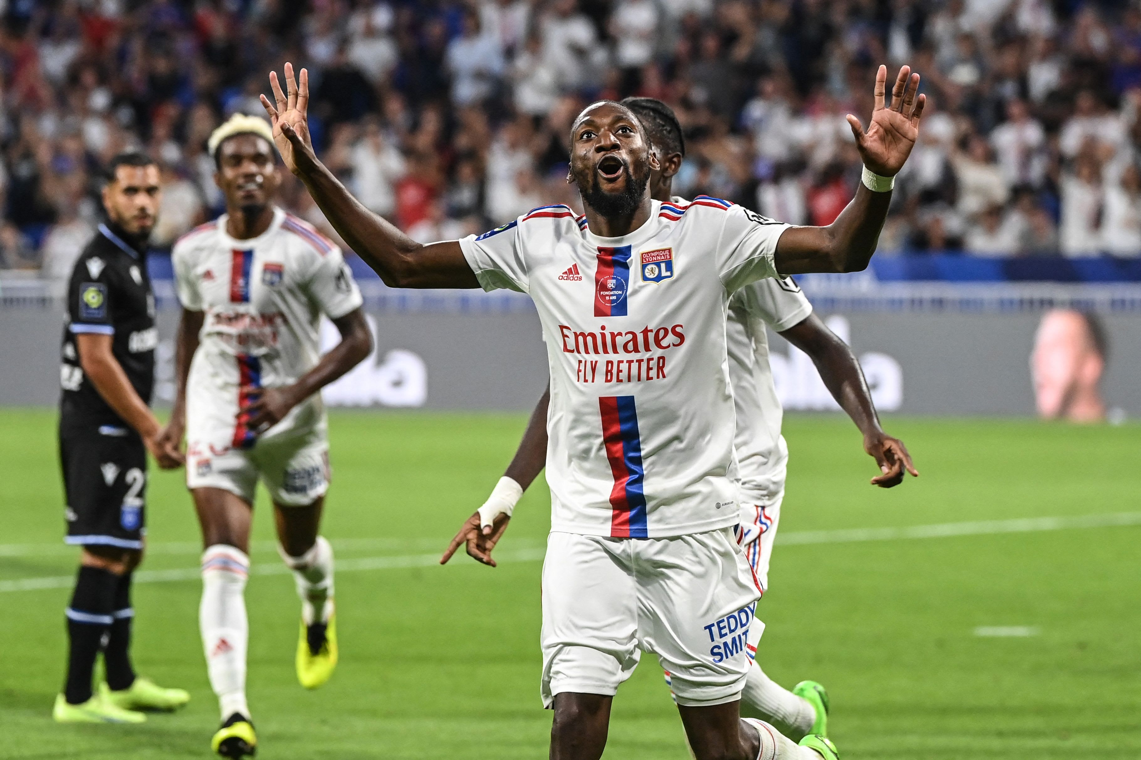 קרל טוקו אקמבי שחקן ליון חוגג שער