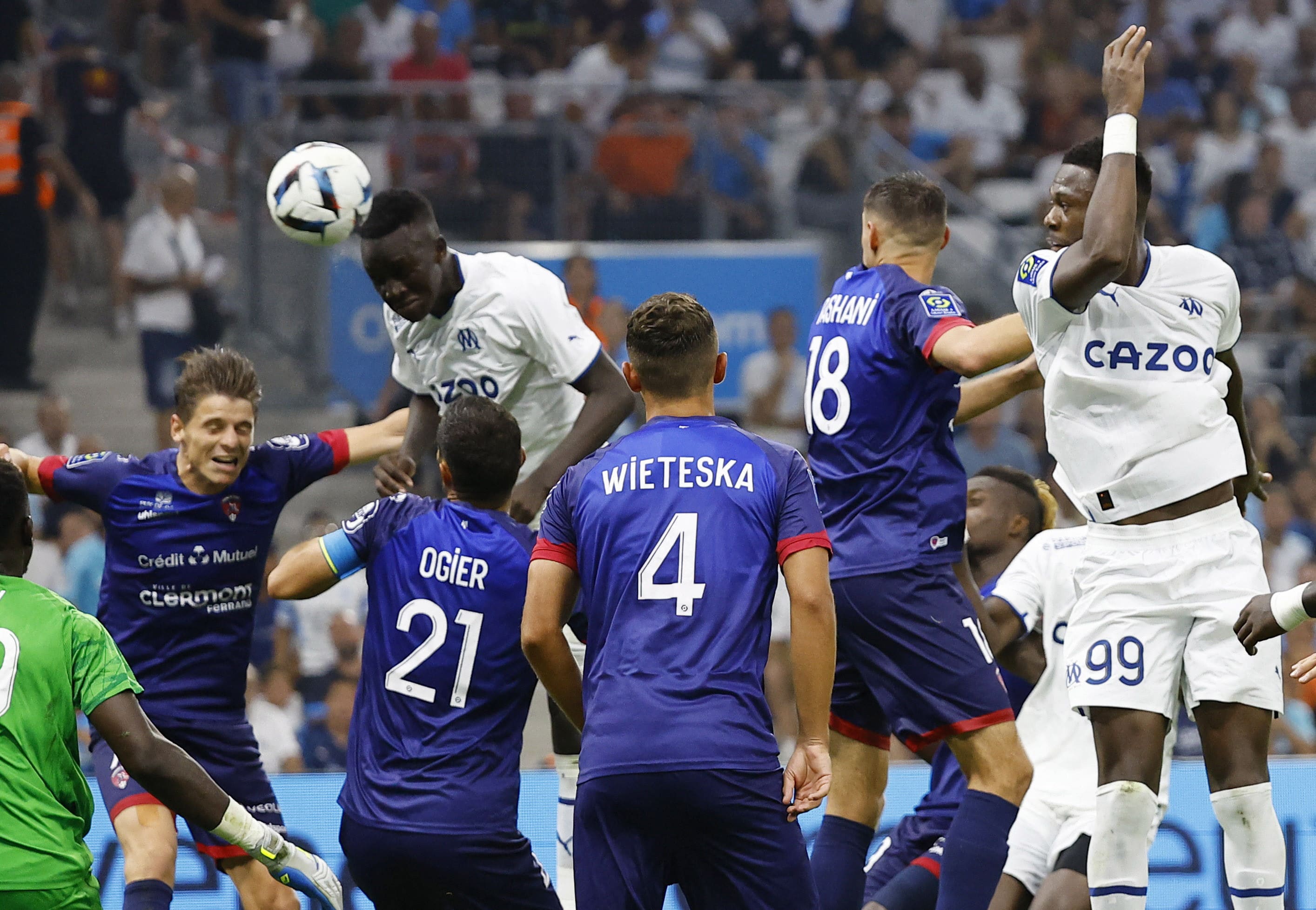 פאפ גיי שחקן מארסיי כובש בנגיחה מול קלרמון