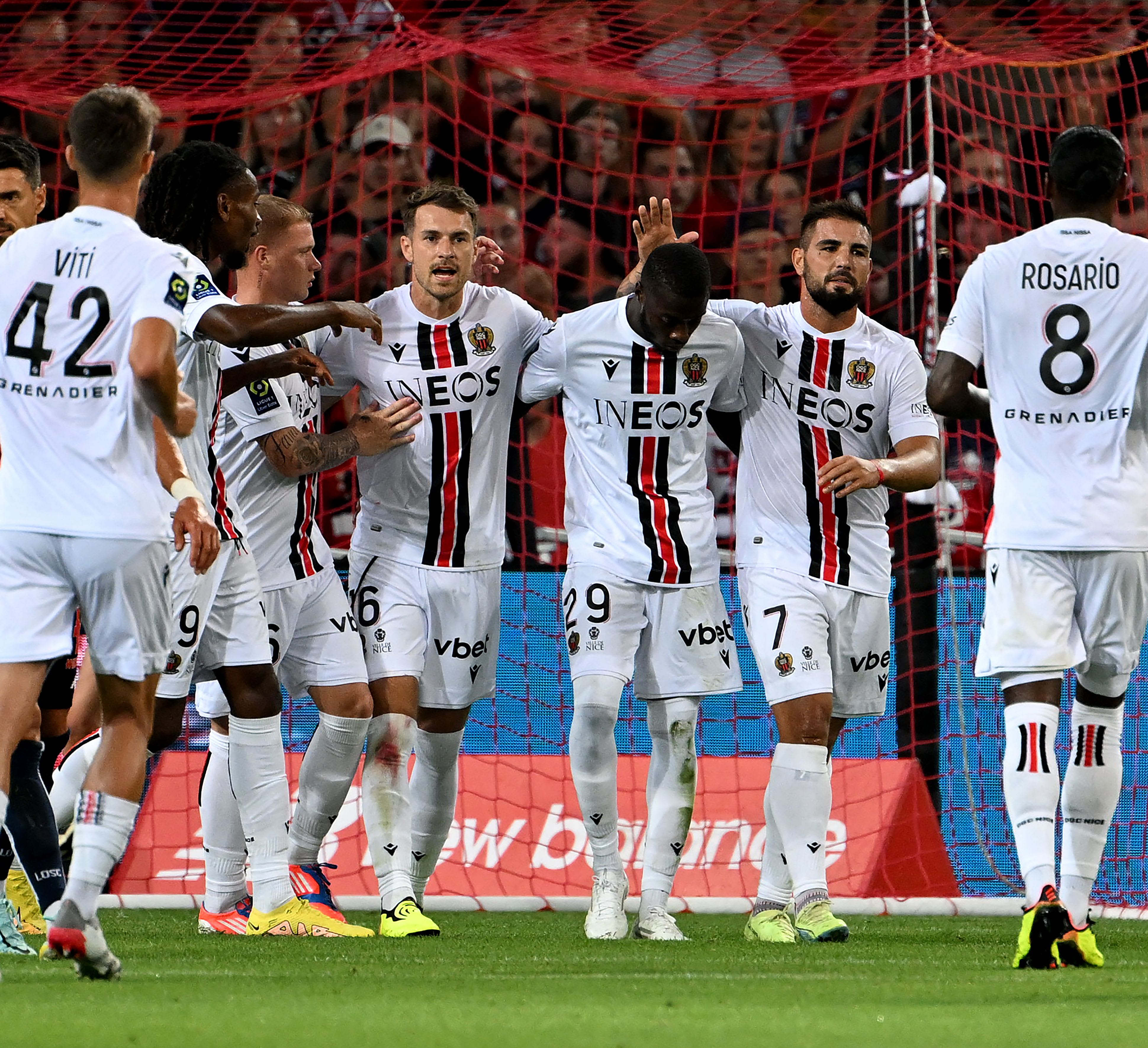 שחקני ניס חוגגים עם ניקולא פפה (מספר 29)