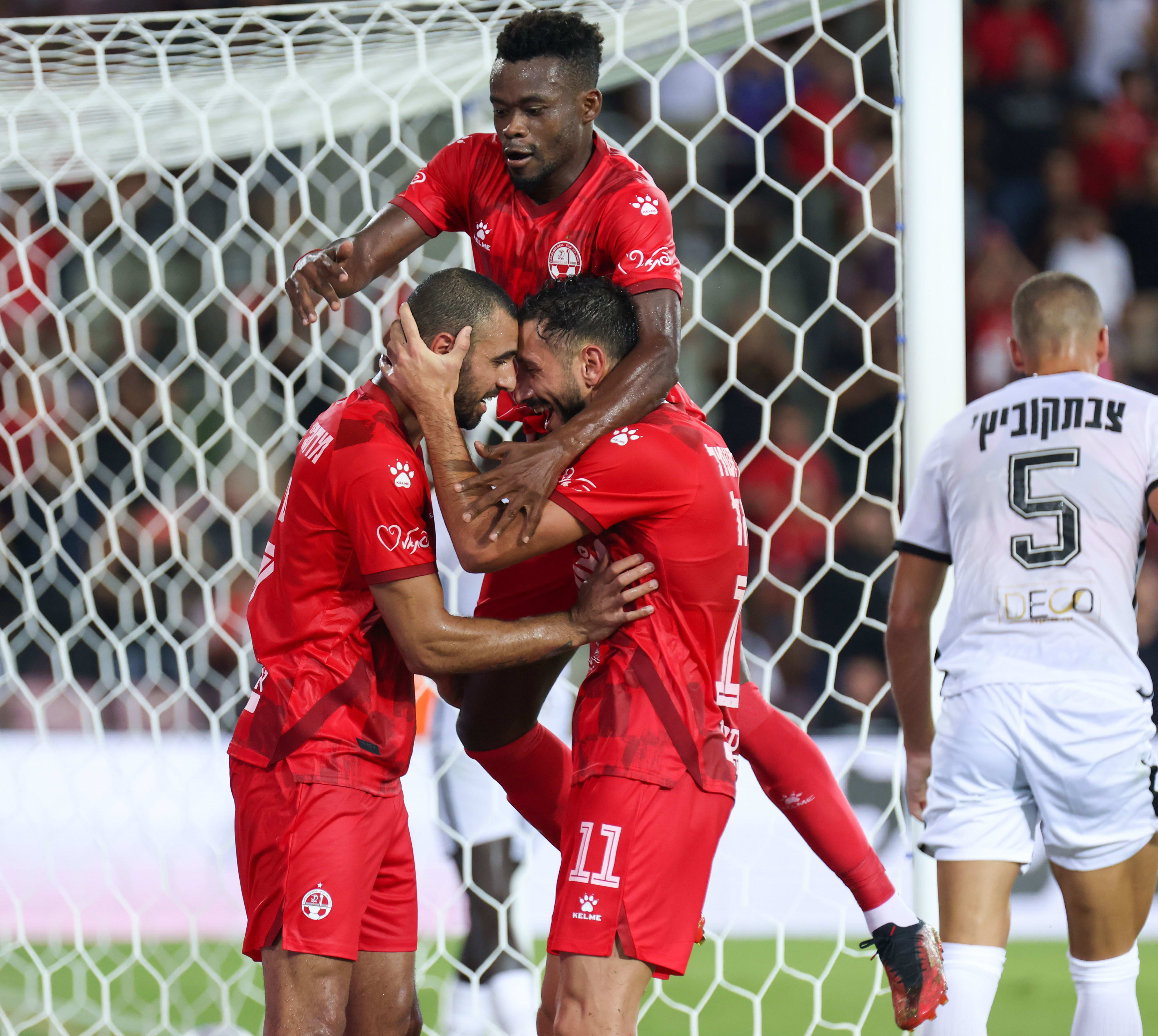 שחקני הפועל באר שבע חוגגים עם רמזי ספורי