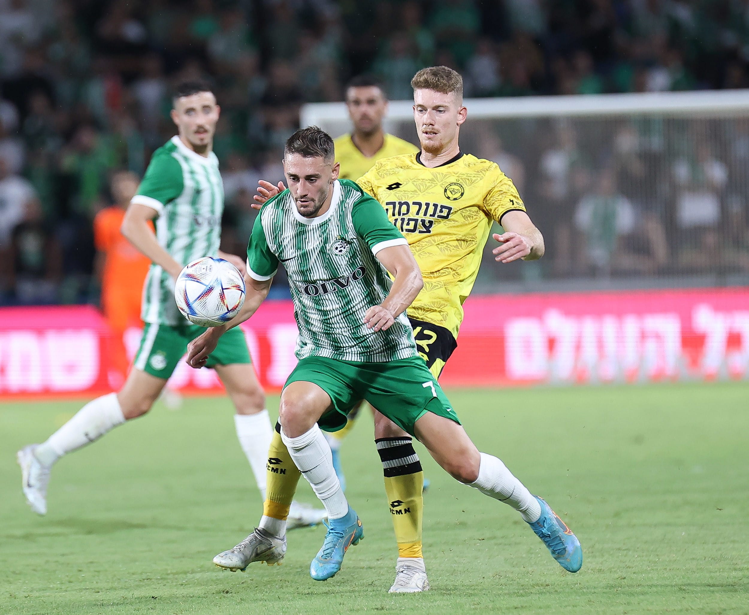 עומר אצילי שחקן מכבי חיפה לפני יובל שדה שחקן מכבי נתניה