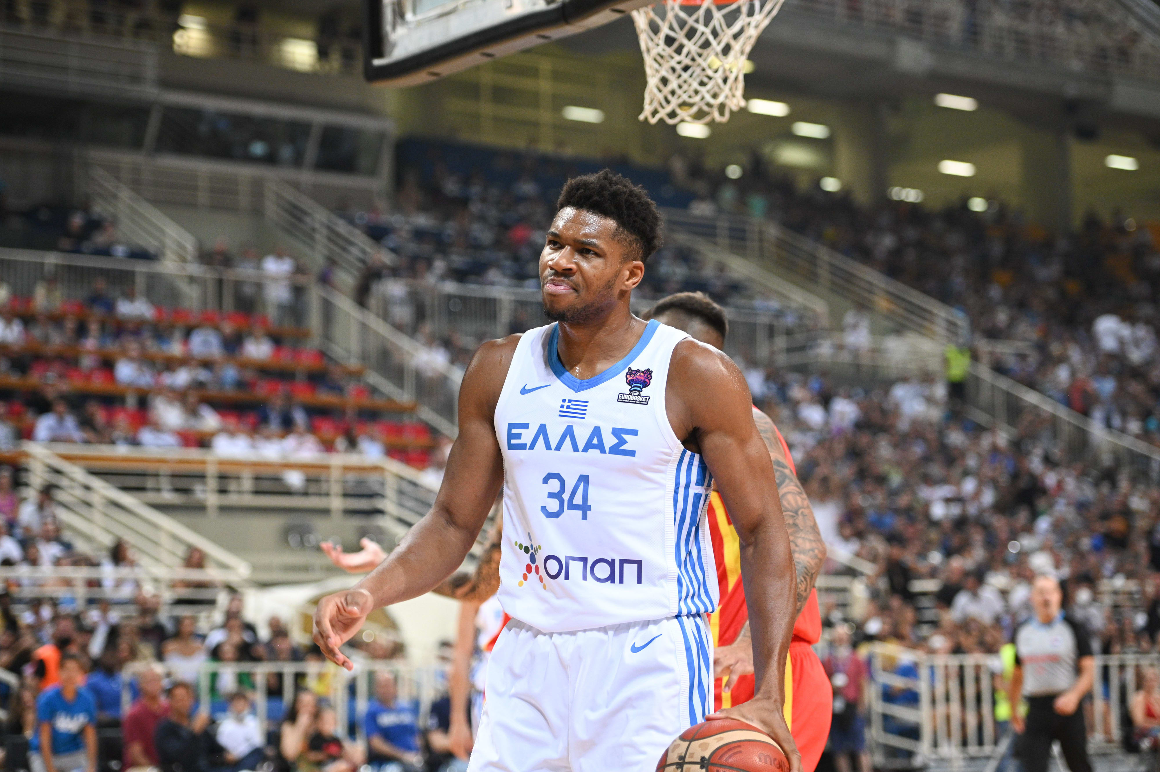 יאניס אנטטוקומפו במדי נבחרת יוון