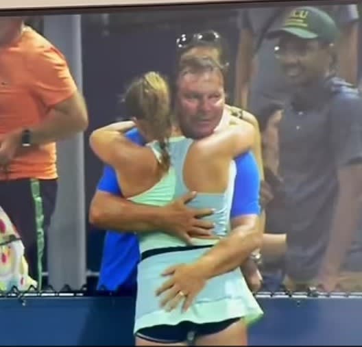 הטניסאית הצ'כית שרה ביילק חוגגת עם אביה, בסרטון שעורר סערה ברשת