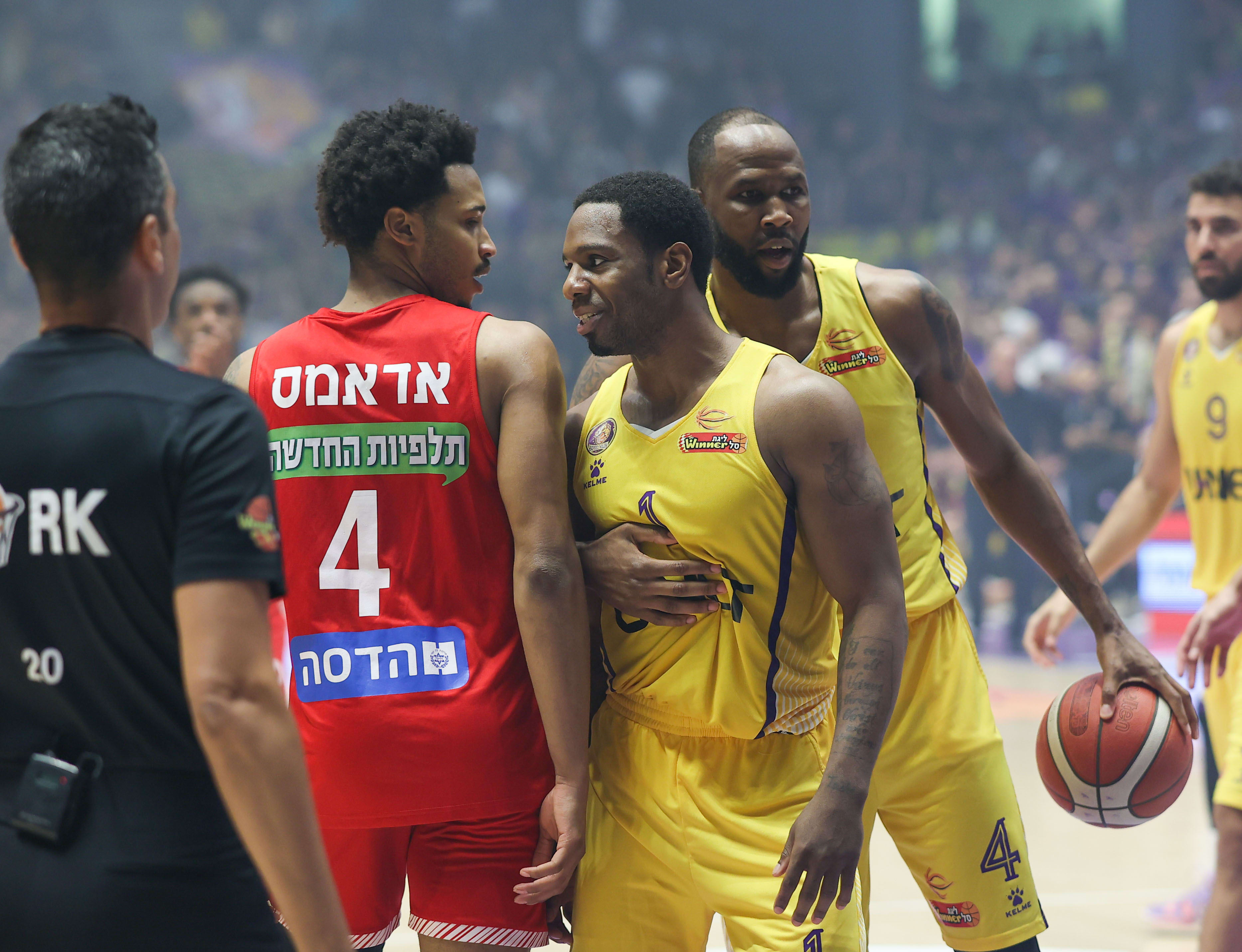 ג'יילן אדאמס שחקן הפועל ירושלים מול ג'ו רגלנד שחקן הפועל חולון