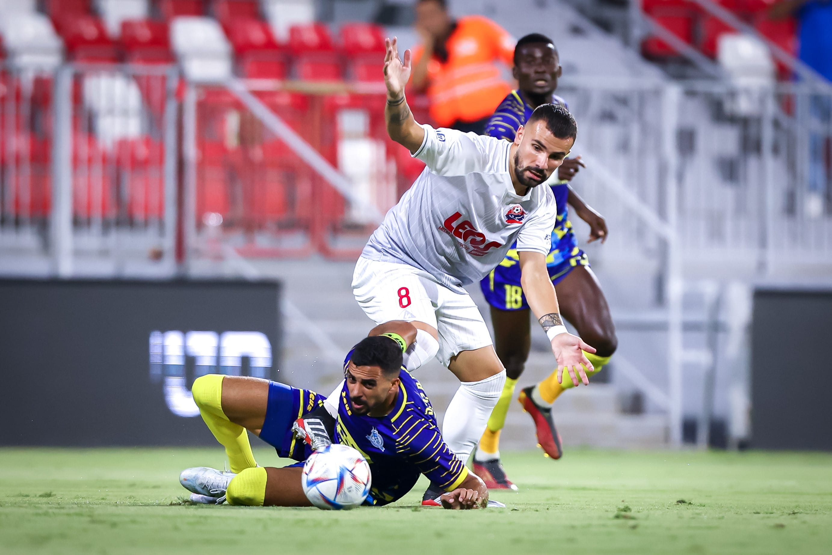 לאנדרו סילבה שחקן הפועל חיפה מעל אחמד עאבד שחקן מכבי בני ריינה