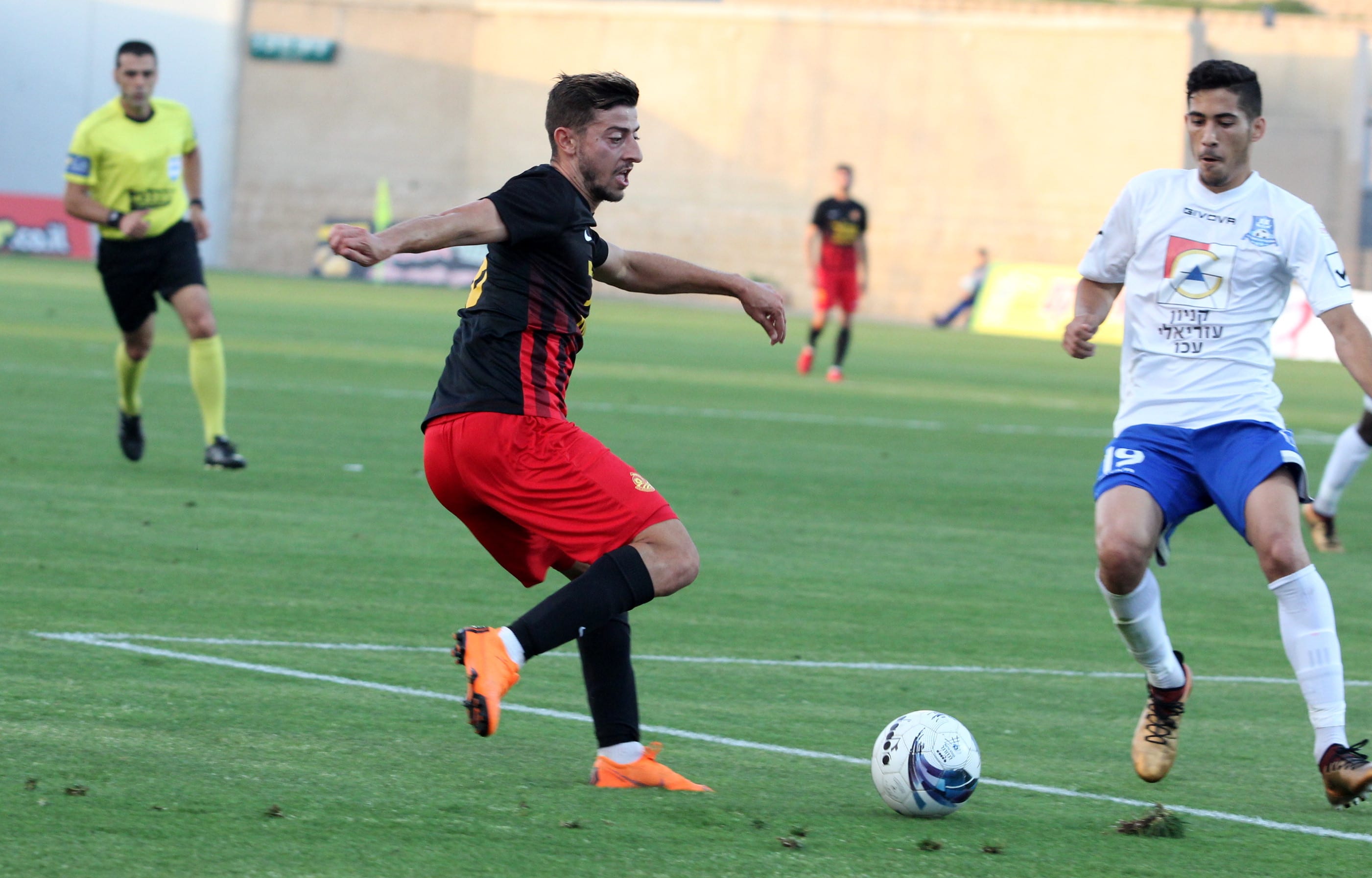 דור ג'אן שחקן מ.ס. אשדוד מול מתן בלטקסה שחקן הפועל עכו