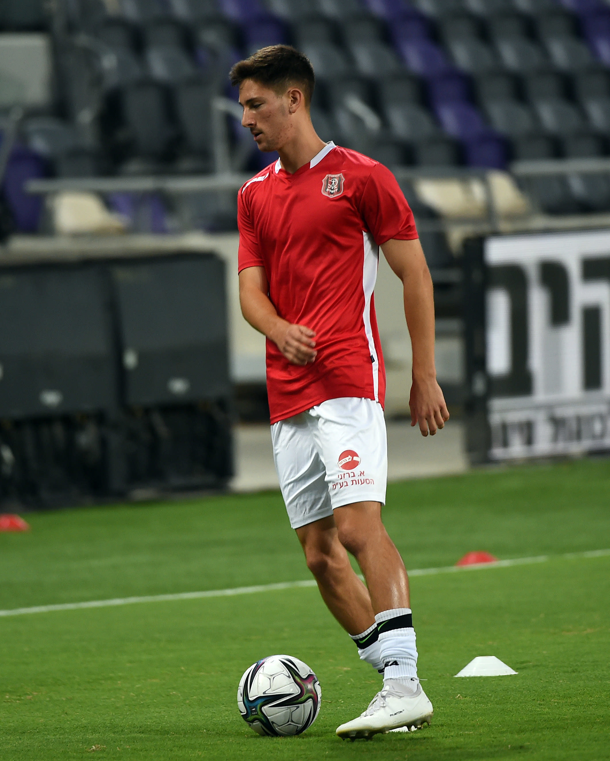 גוני נאור שחקן הפועל ירושלים בחימום