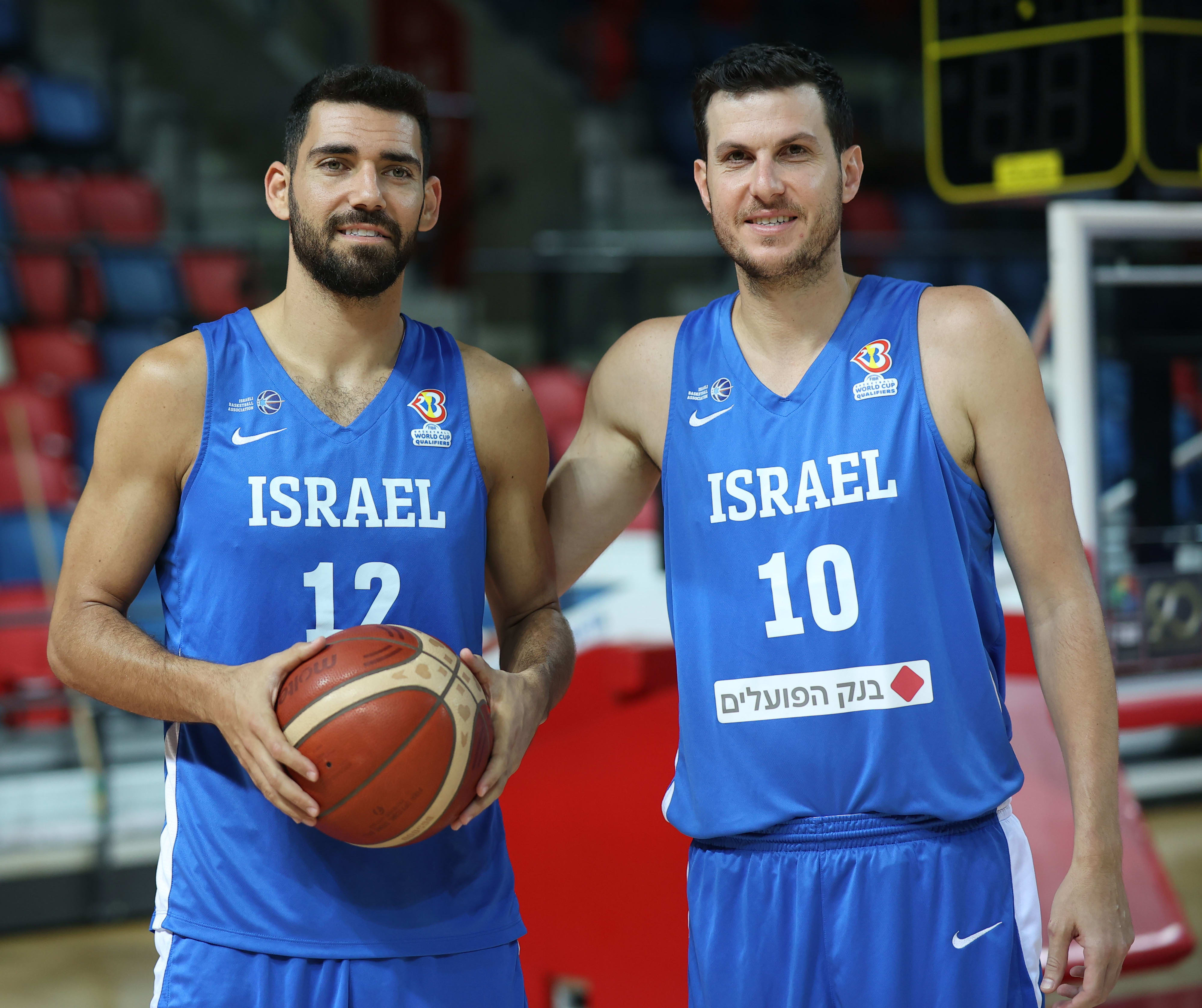 שחקן נבחרת ישראל גיא פניני עם רפי מנקו