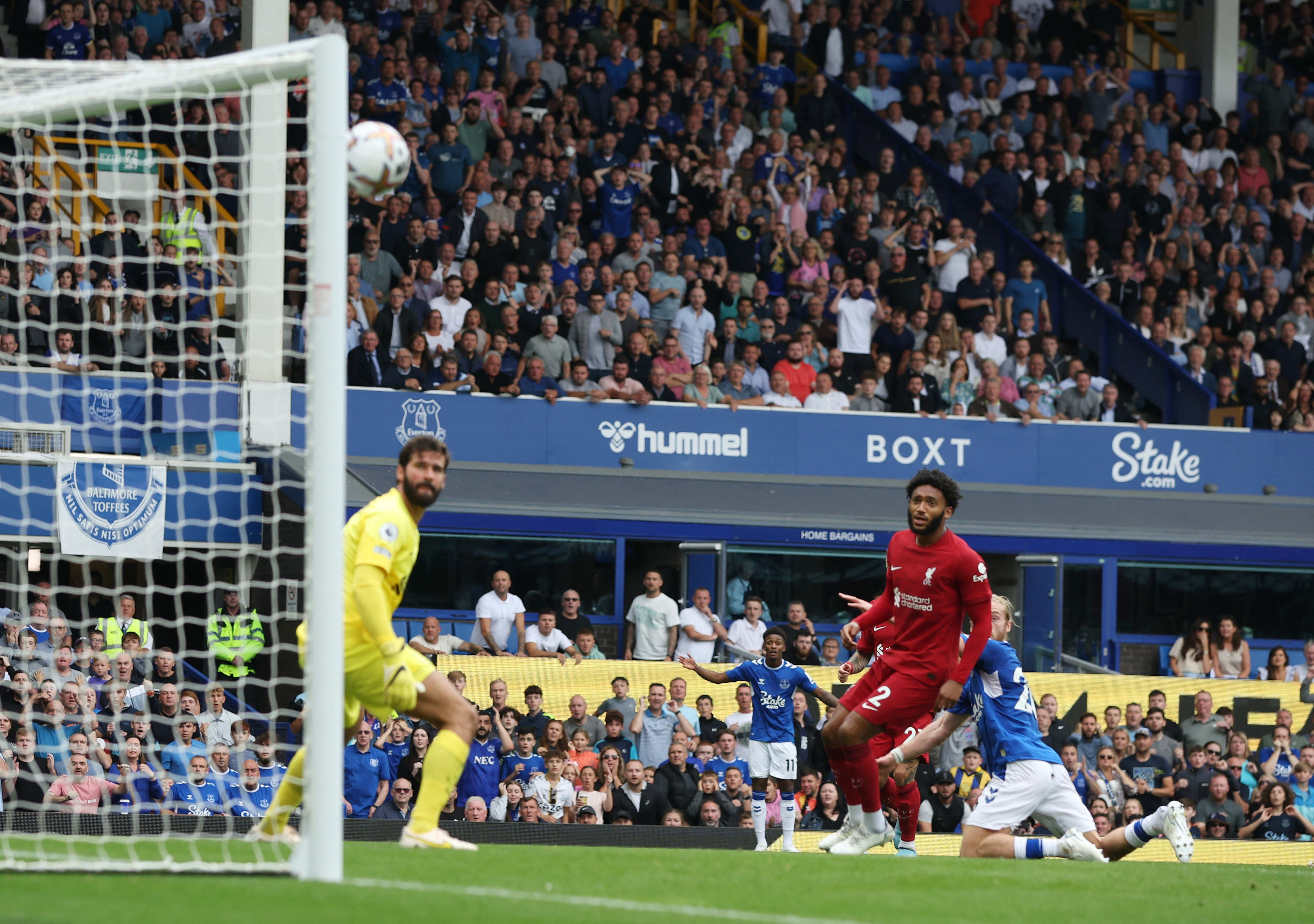 ג'ו גומז שחקן ליברפול והשוער אליסון רואים את הבעיטה של טום דייויס שחקן אברטון נעצרת בקורה