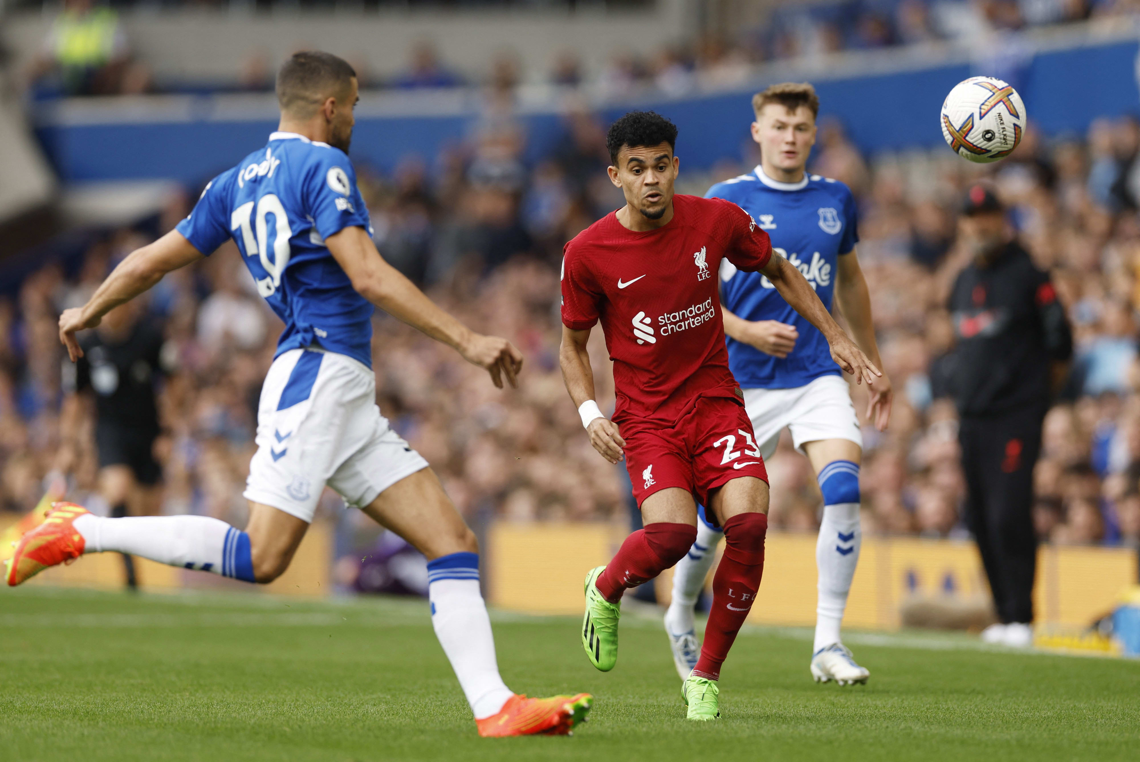 לואיס דיאס שחקן ליברפול מול קונור קודי שחקן אברטון