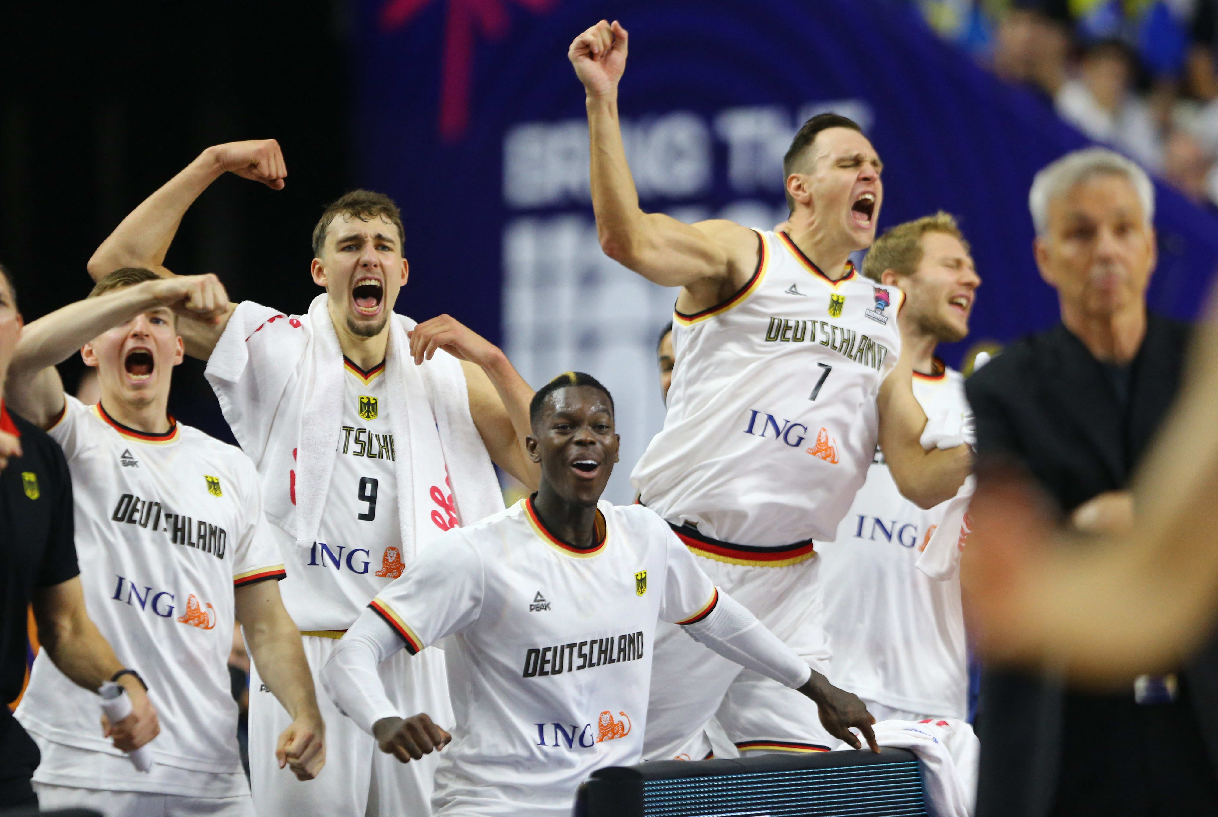 דניס שרודר חוגג עם שחקני נבחרת גרמניה