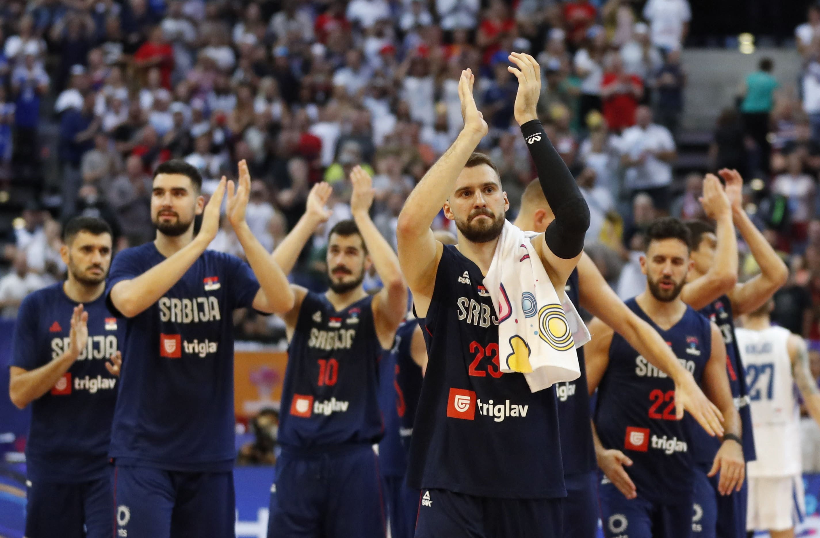 שחקני נבחרת סרביה חוגגים