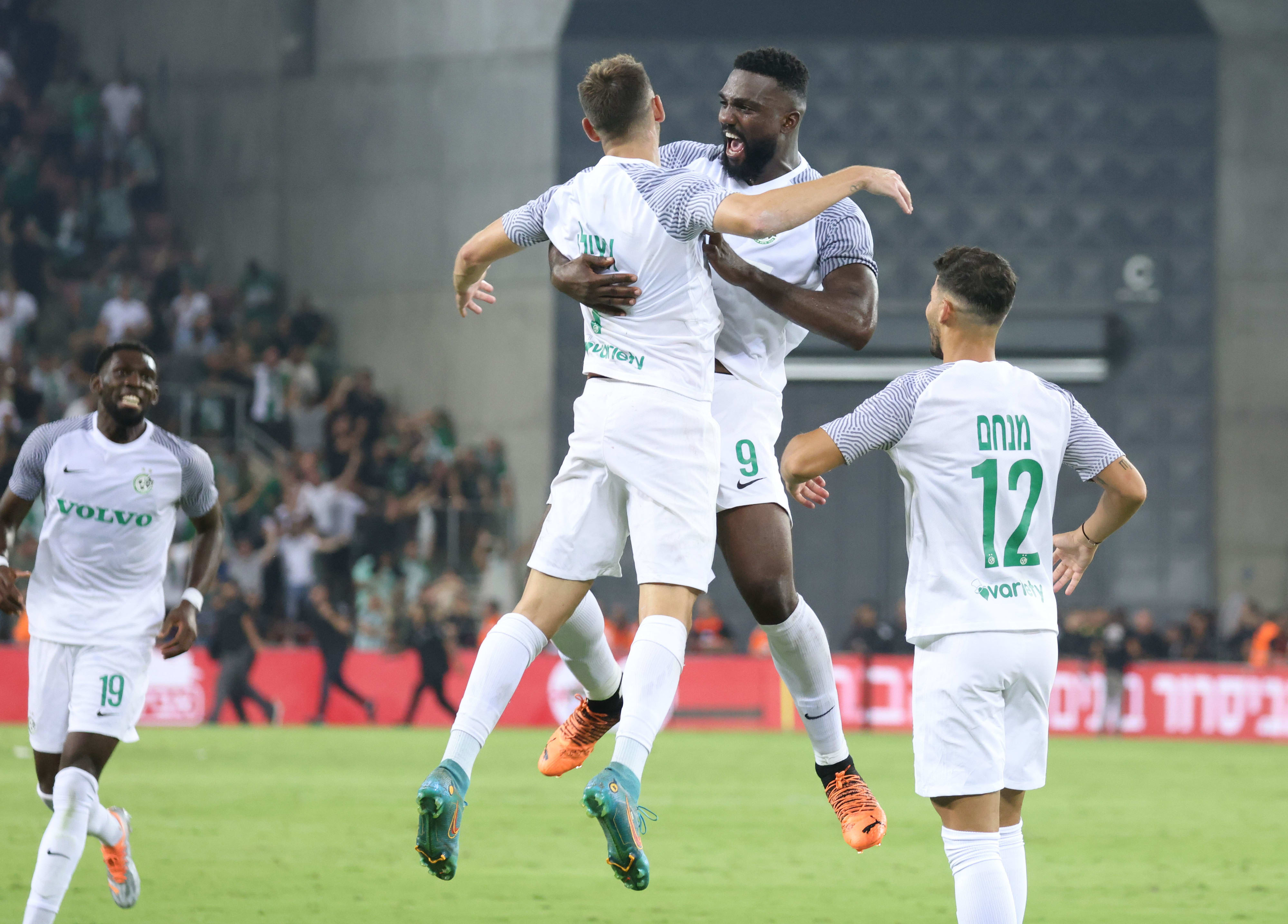 פרנזי פיירו עם עומר אצילי שחקני מכבי חיפה חוגגים