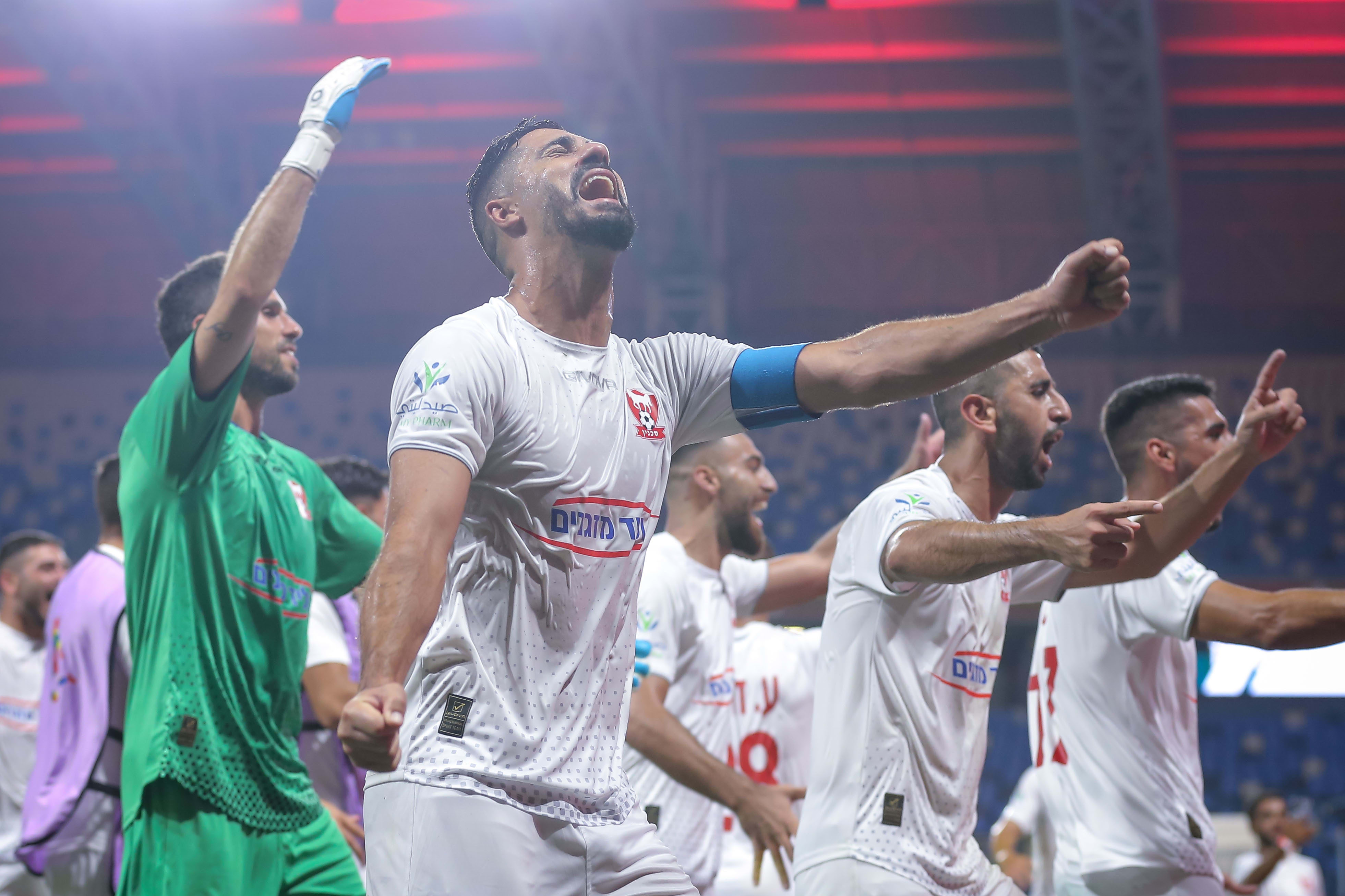 בירם כיאל חוגג עם שחקני בני סכנין