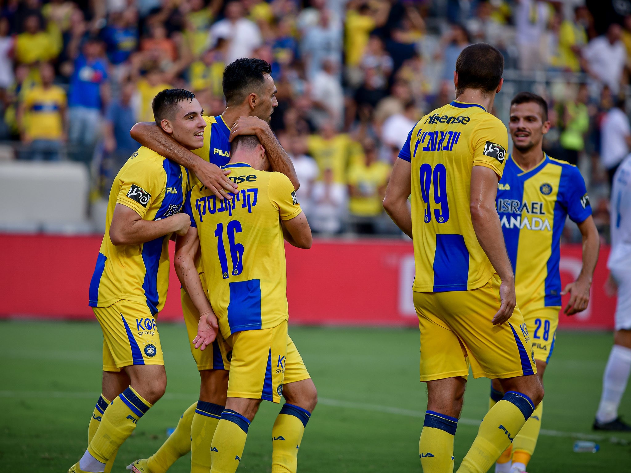 שחקני מכבי תל אביב חוגגים עם גבי קניקובסקי