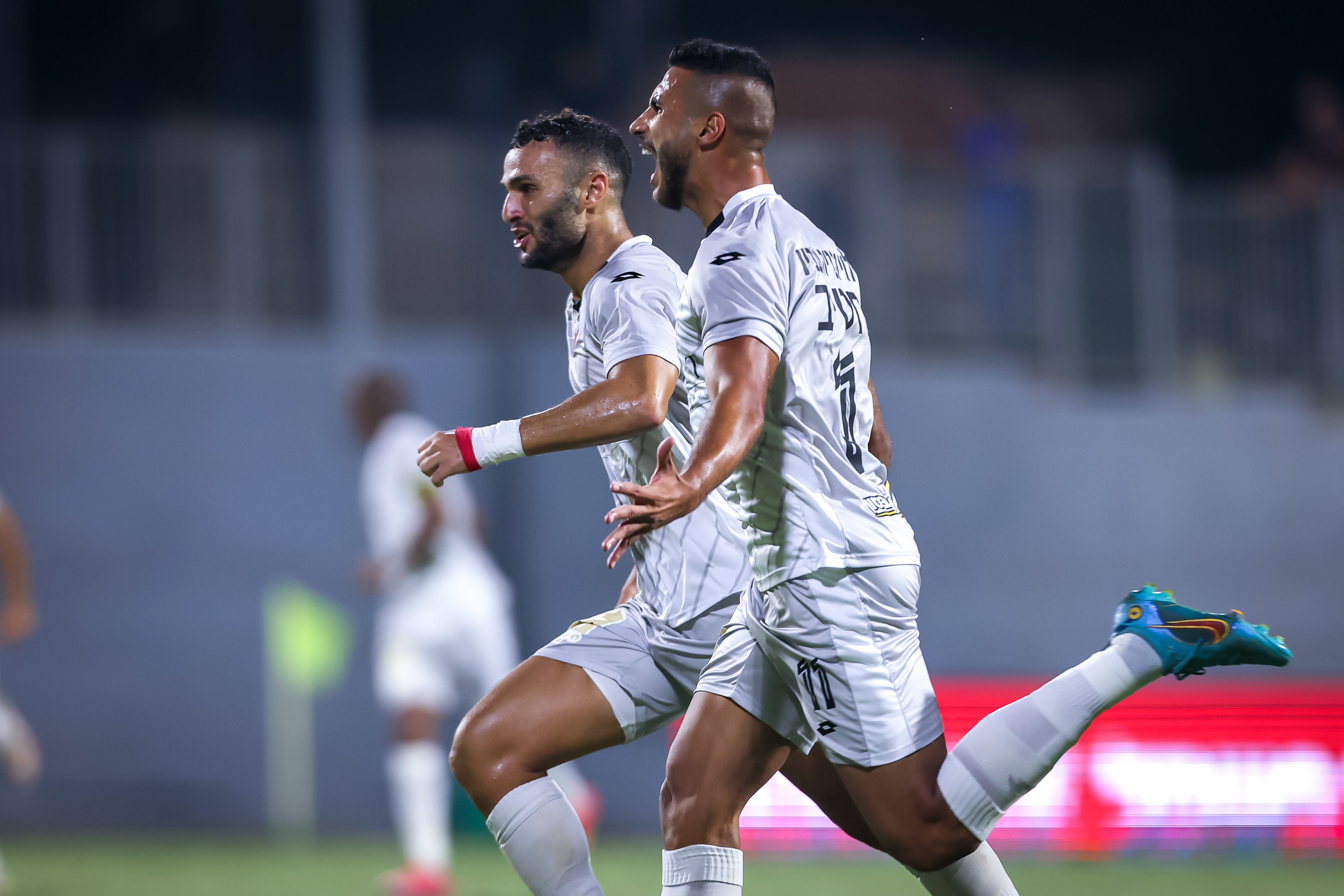 מוחמד חטיב עם סער פדידה שחקני הפועל חדרה