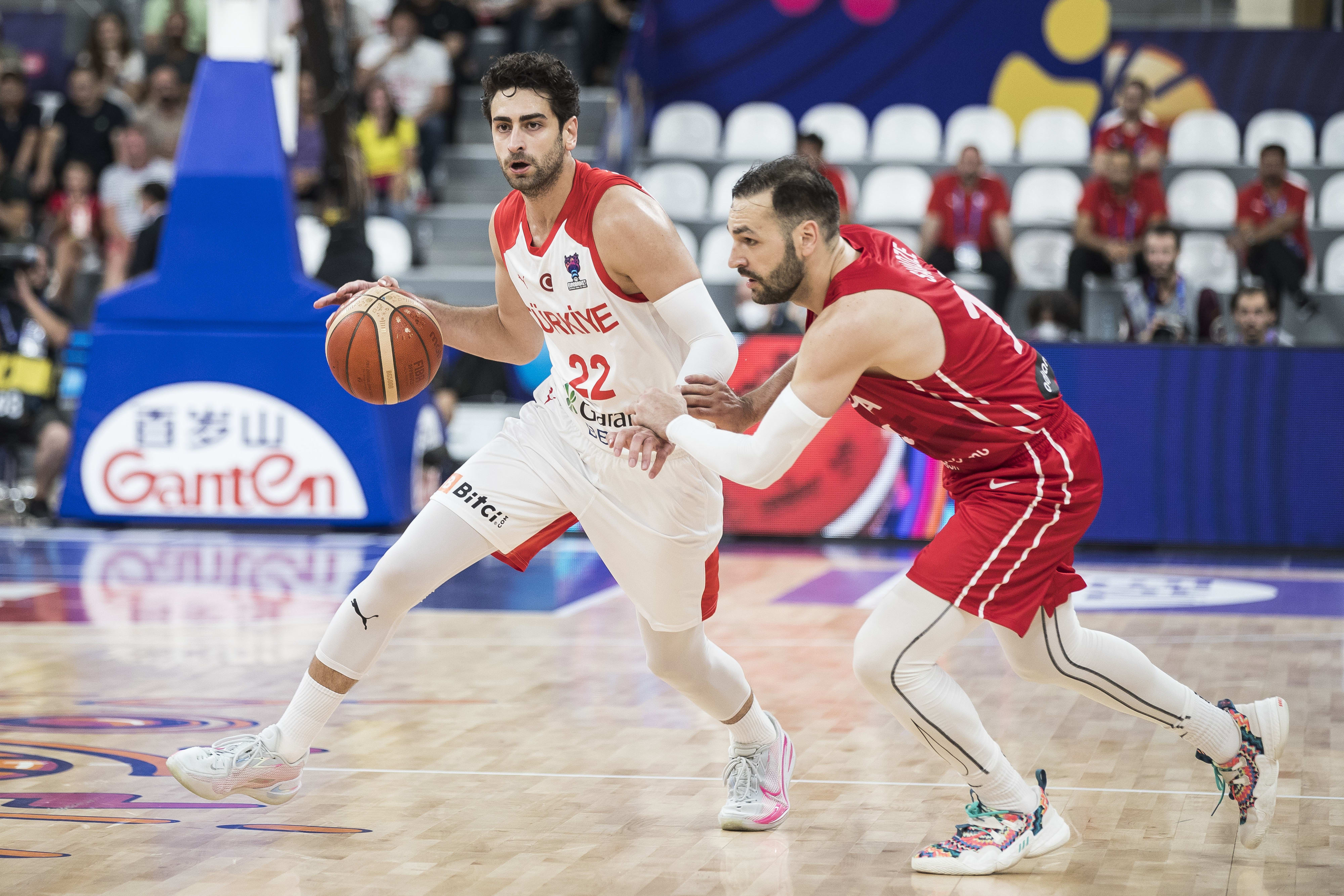 שחקן נבחרת גאורגיה דודה סנאדזה שומר על שחקן נבחרת טורקיה פורקאן קורקמאז