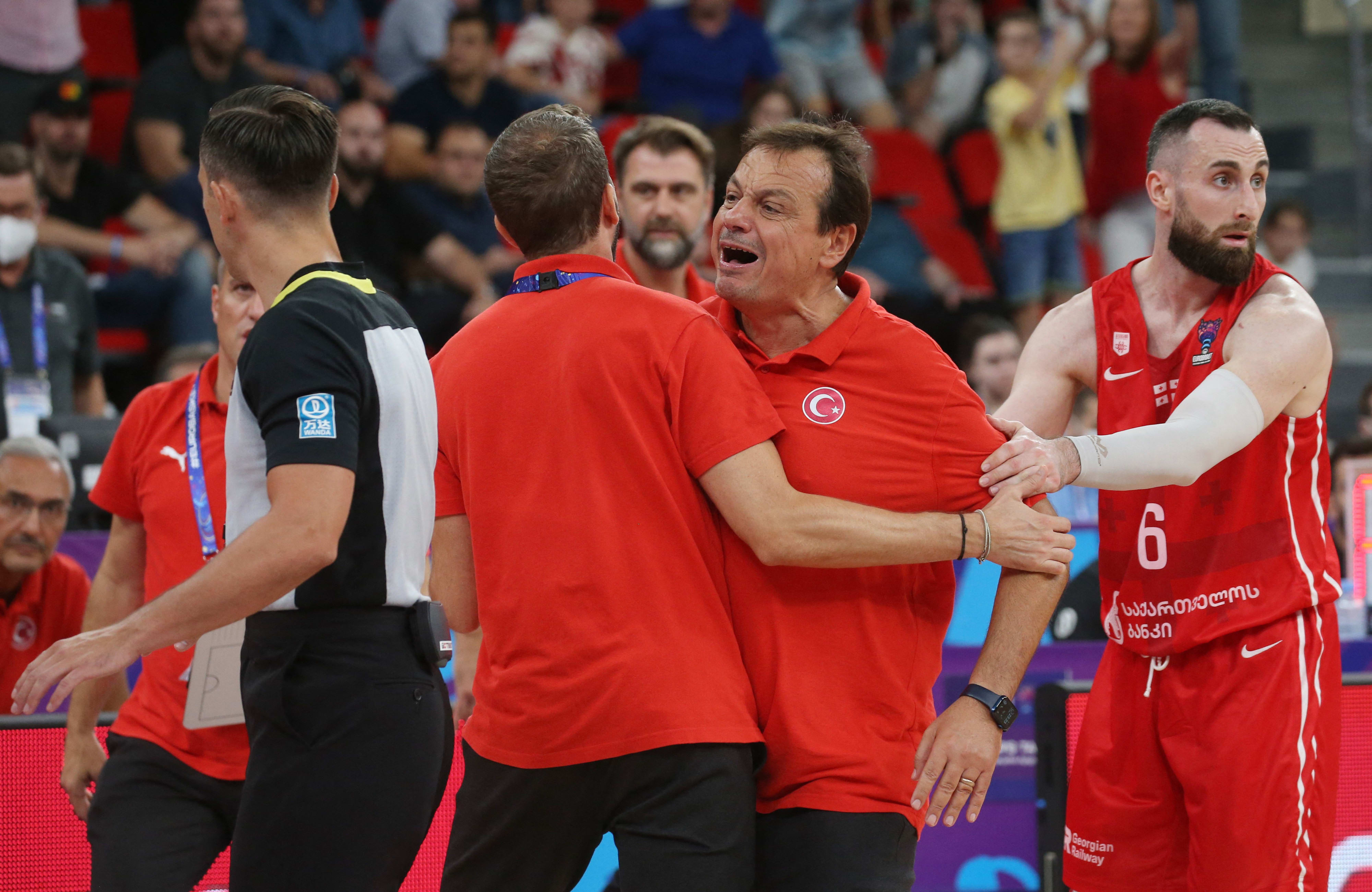 מאמן נבחרת טורקיה ארגין עתמאן זועם