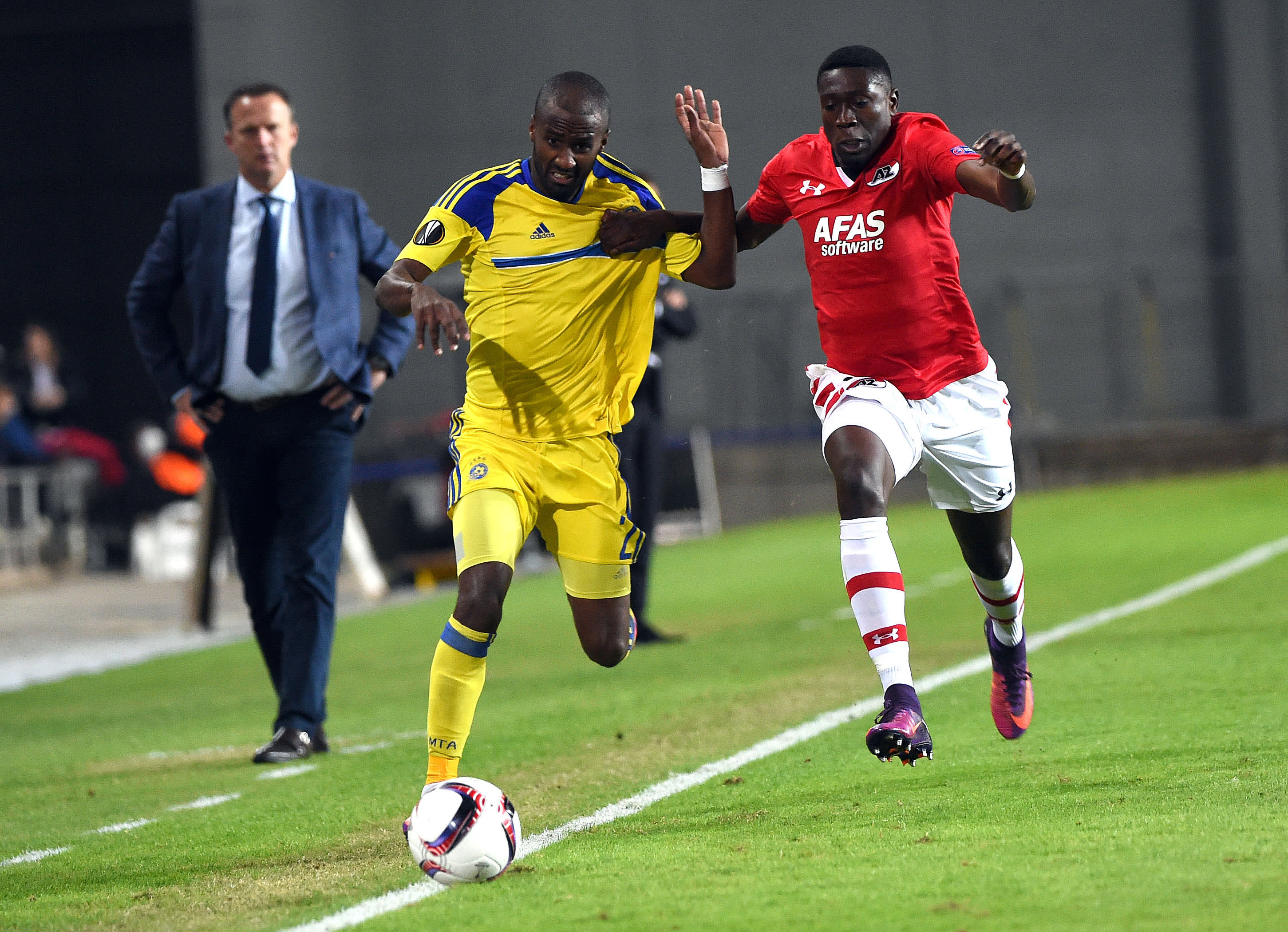 אלי דסה שחקן מכבי תל אביב (שמאל) מול דריק לוקאסן שחקן אלקמאר