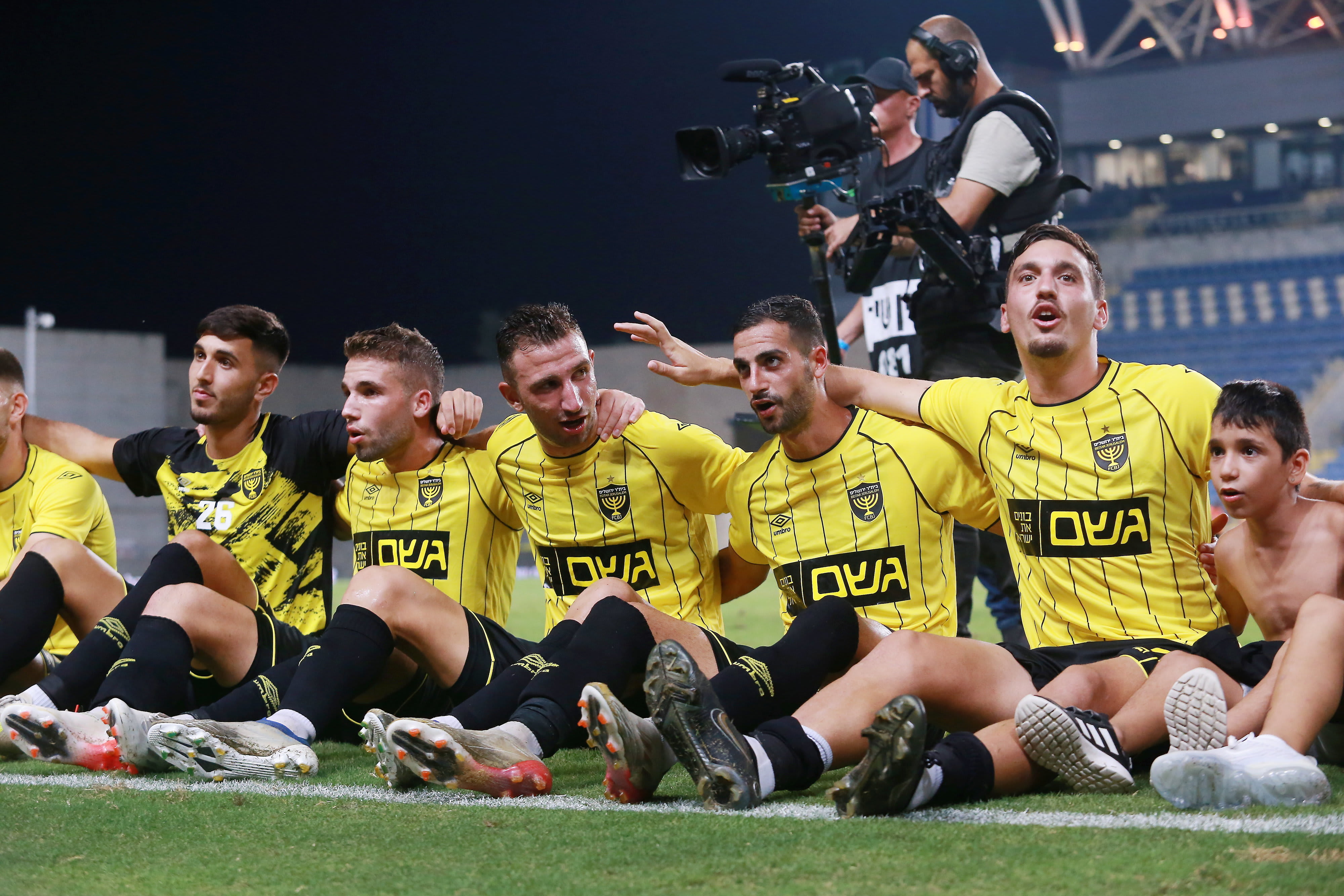 שחקני בית"ר ירושלים חוגגים